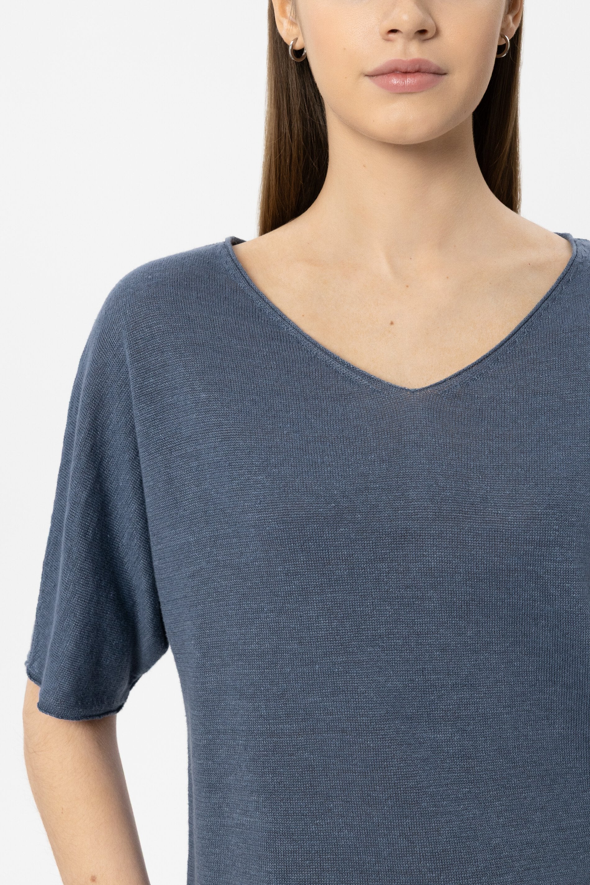 Leinen-Pullover mit V-Neck - tinted blue - Standard | Model Detail