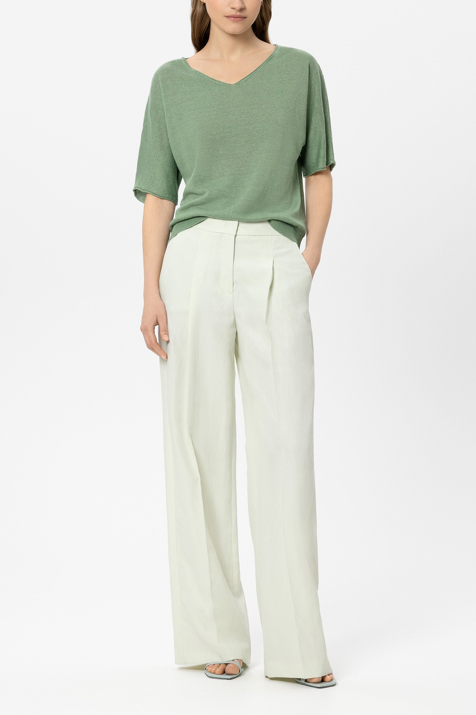 Leinen-Pullover mit V-Neck - moss green - Standard | Model Front