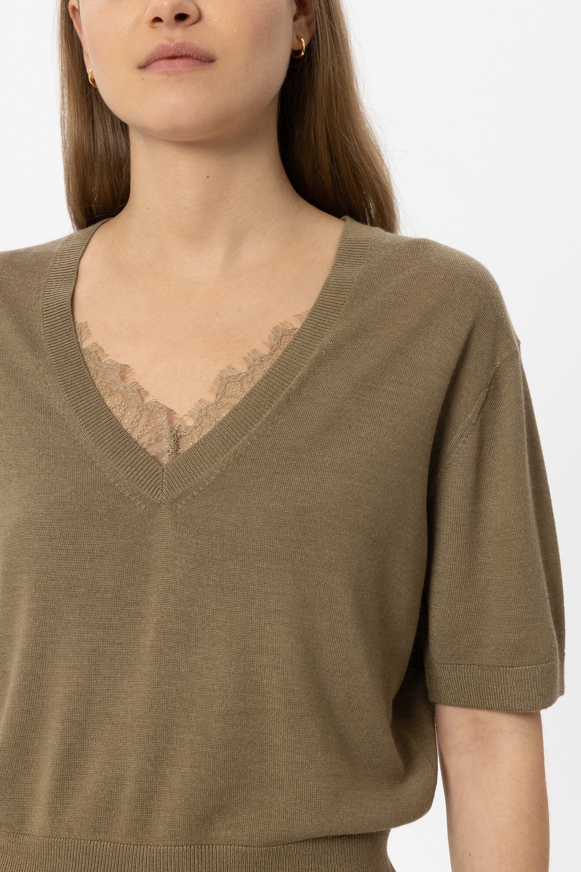 V-Pullover aus Woll-Mix - salbei - Standard | Model Detail