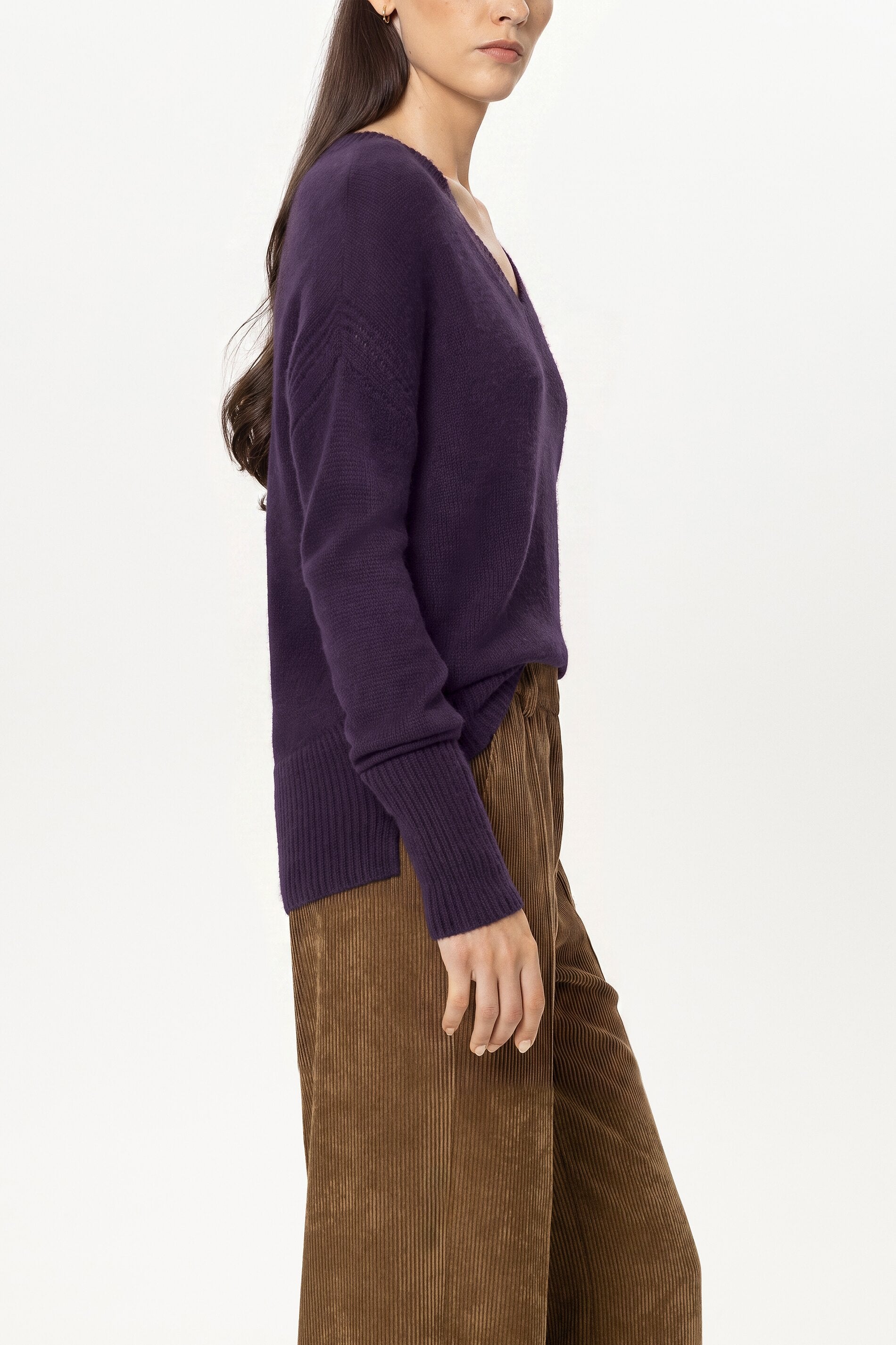 V-Pullover aus Kaschmir-Mix - plum - Standard | Model Seite