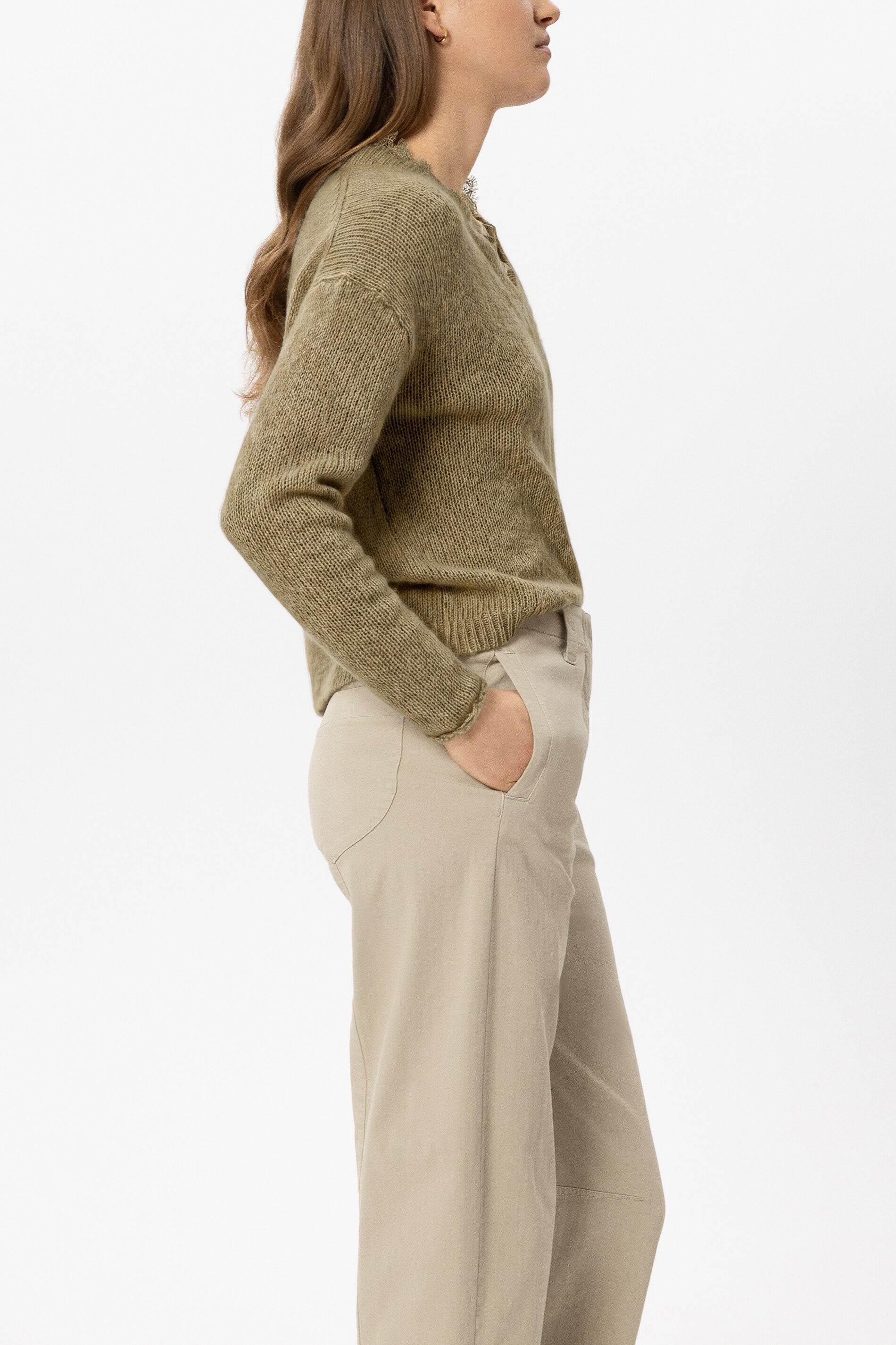V-Pullover aus Alpaka-Mix - salbei - Standard | Model Seite