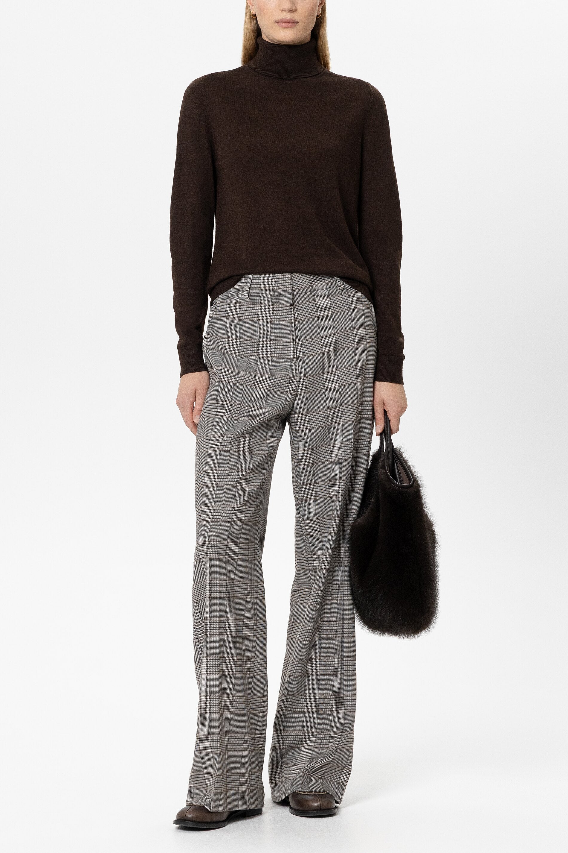Turtleneck aus Woll-Mix - truffle - Standard | Model Front