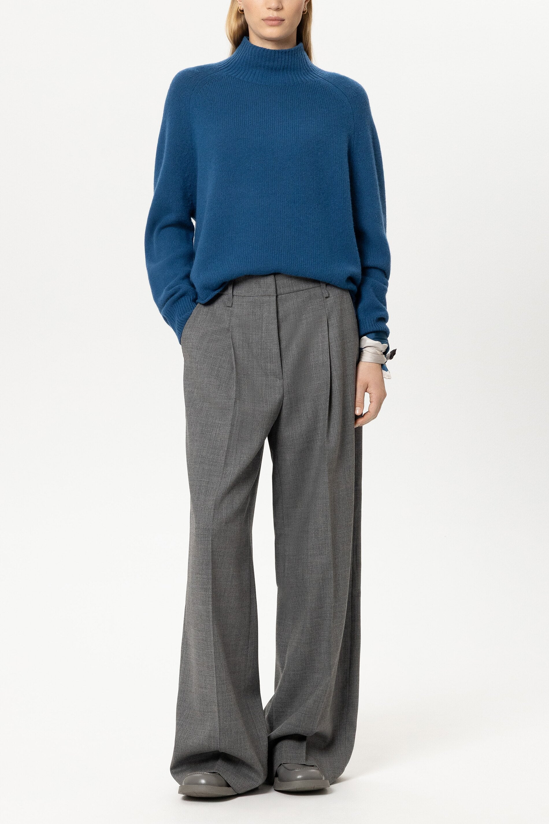 Turtleneck aus Kaschmir-Mix - sapphire - Standard | Model Front