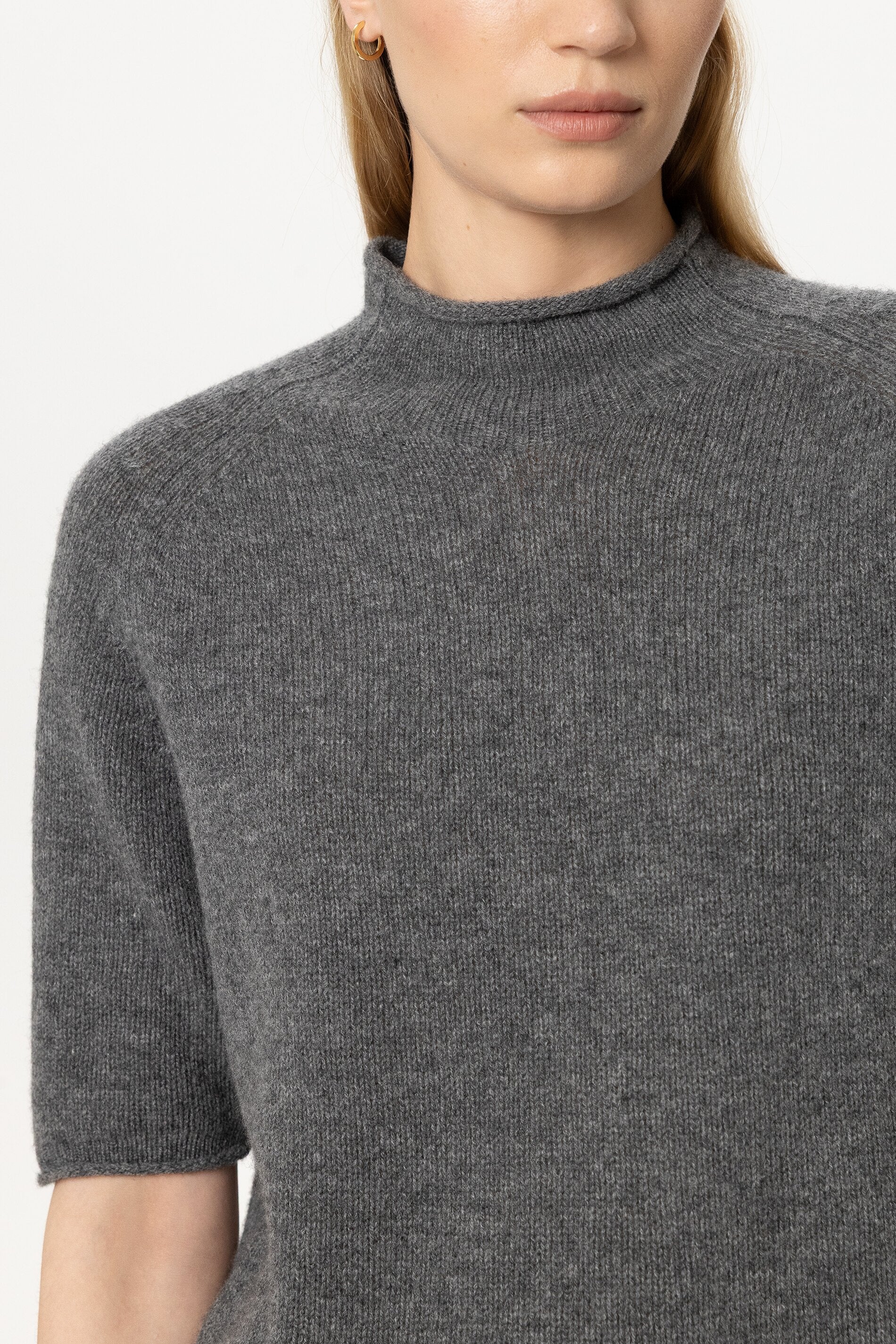 Turtleneck aus Kaschmir-Mix - heather grey - Standard | Model Detail