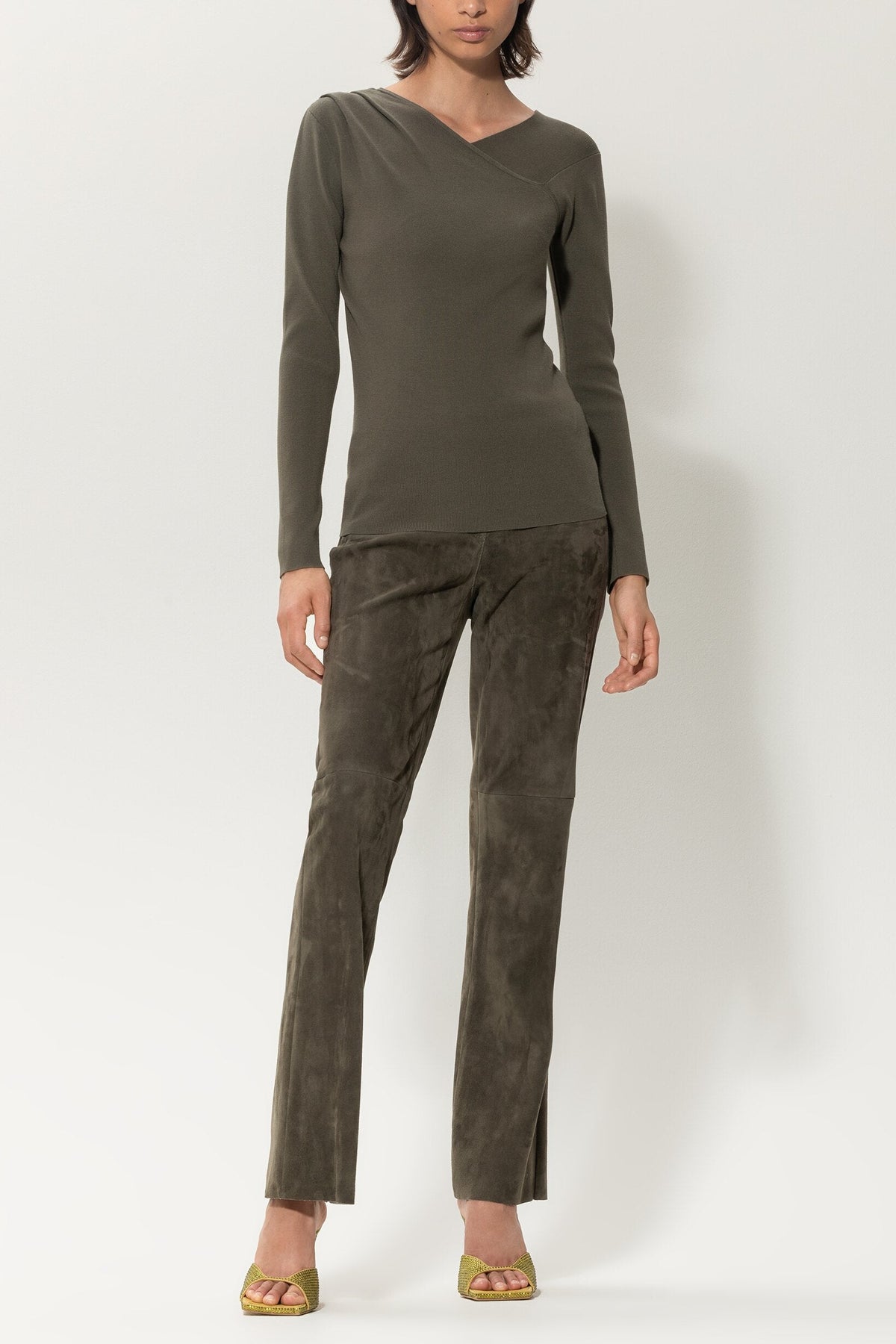 Asymmetrischer Pullover - greyish khaki - Standard | Model Front