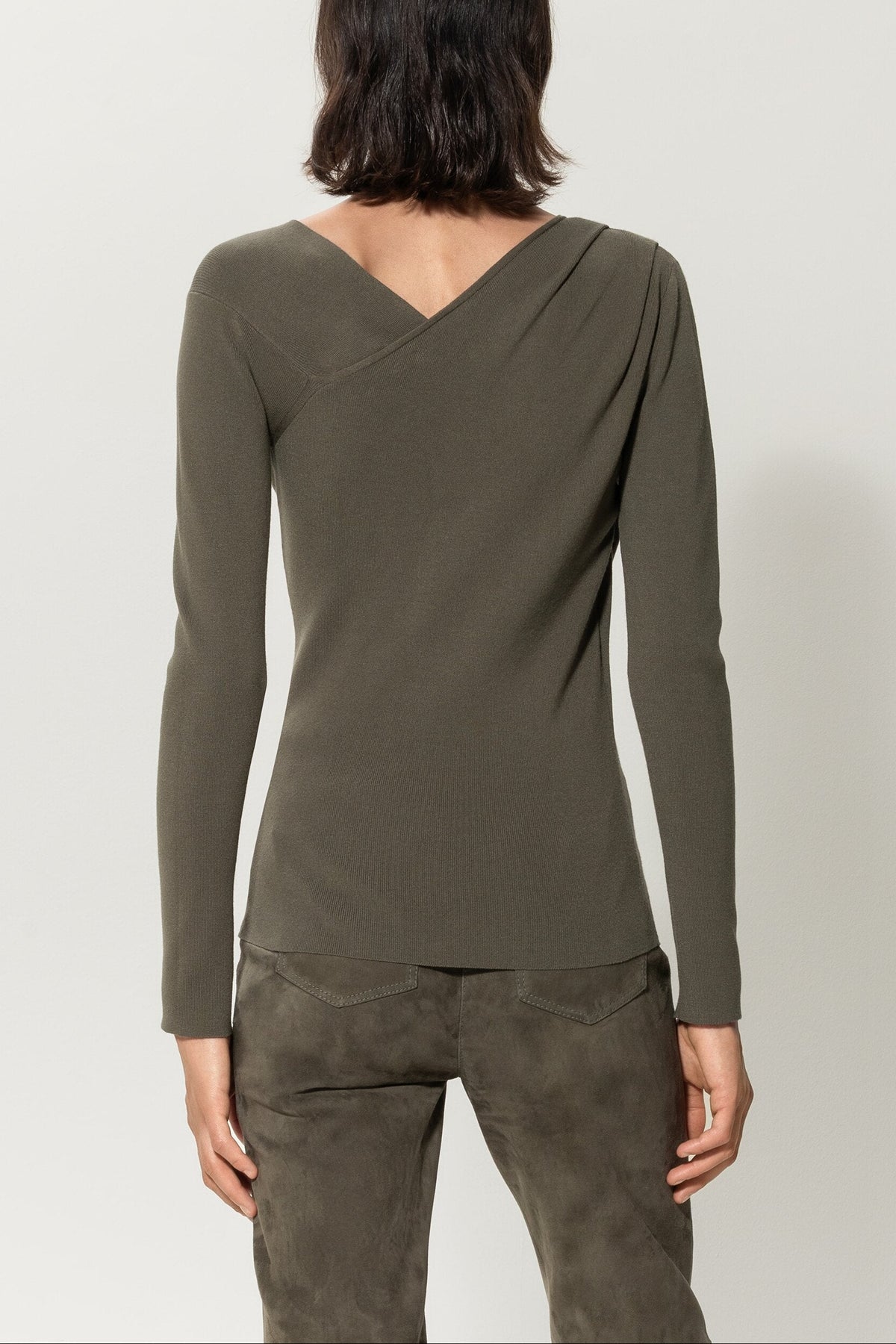 Asymmetrischer Pullover - greyish khaki - Standard | Model Rück
