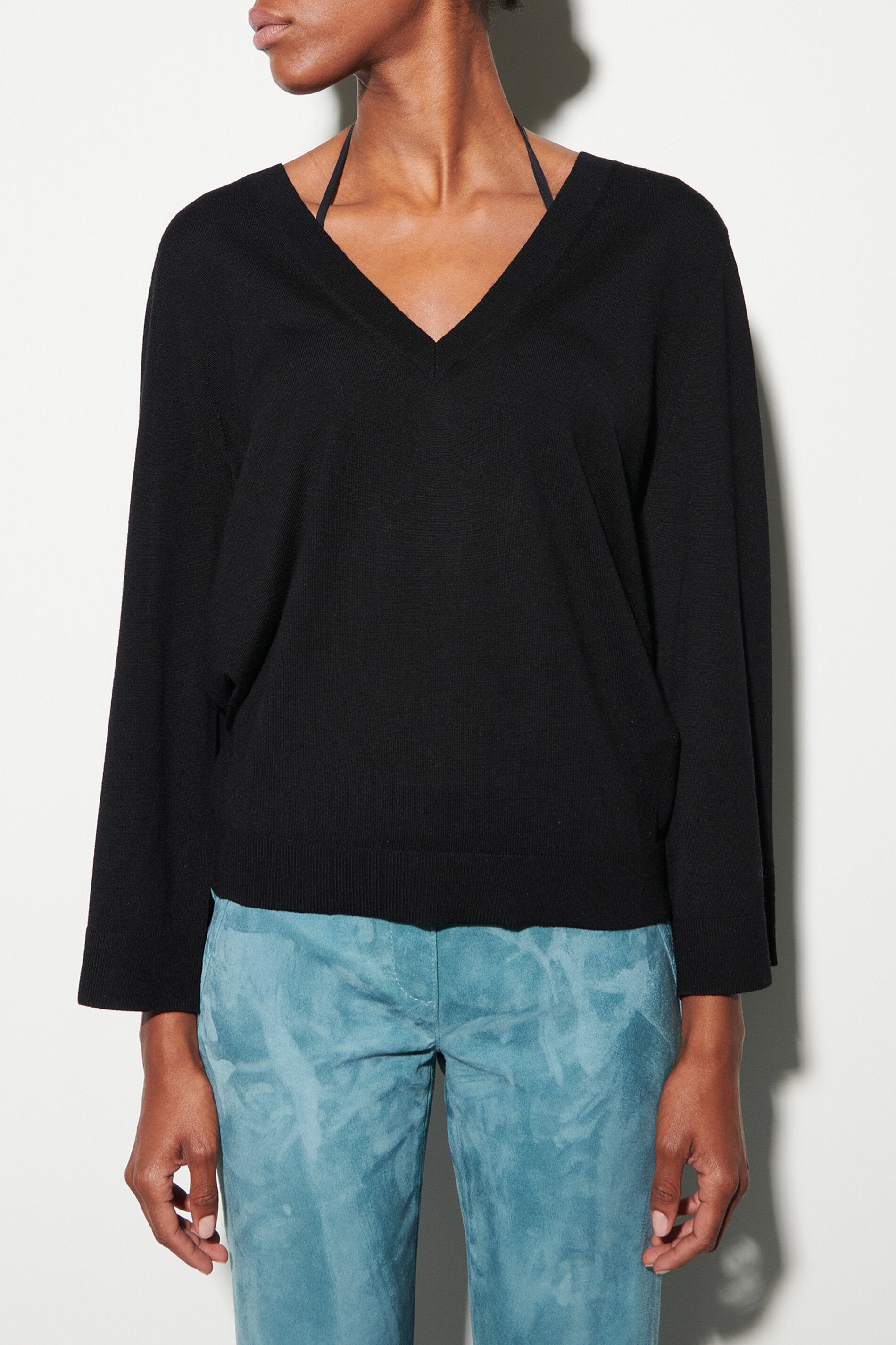 V-Neck-Pulli aus Woll-Mix - deep black - Standard | Model Front