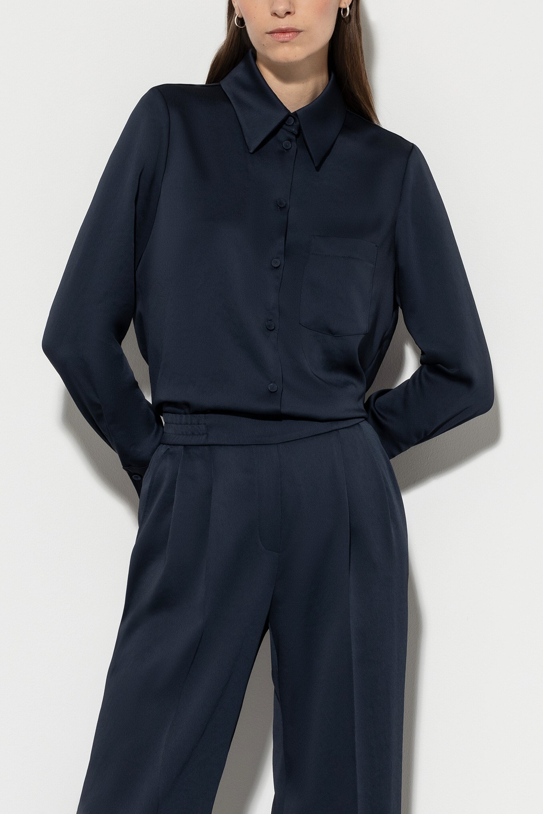 Hemdbluse aus Techno-Seide - midnight blue - Standard | Model Front