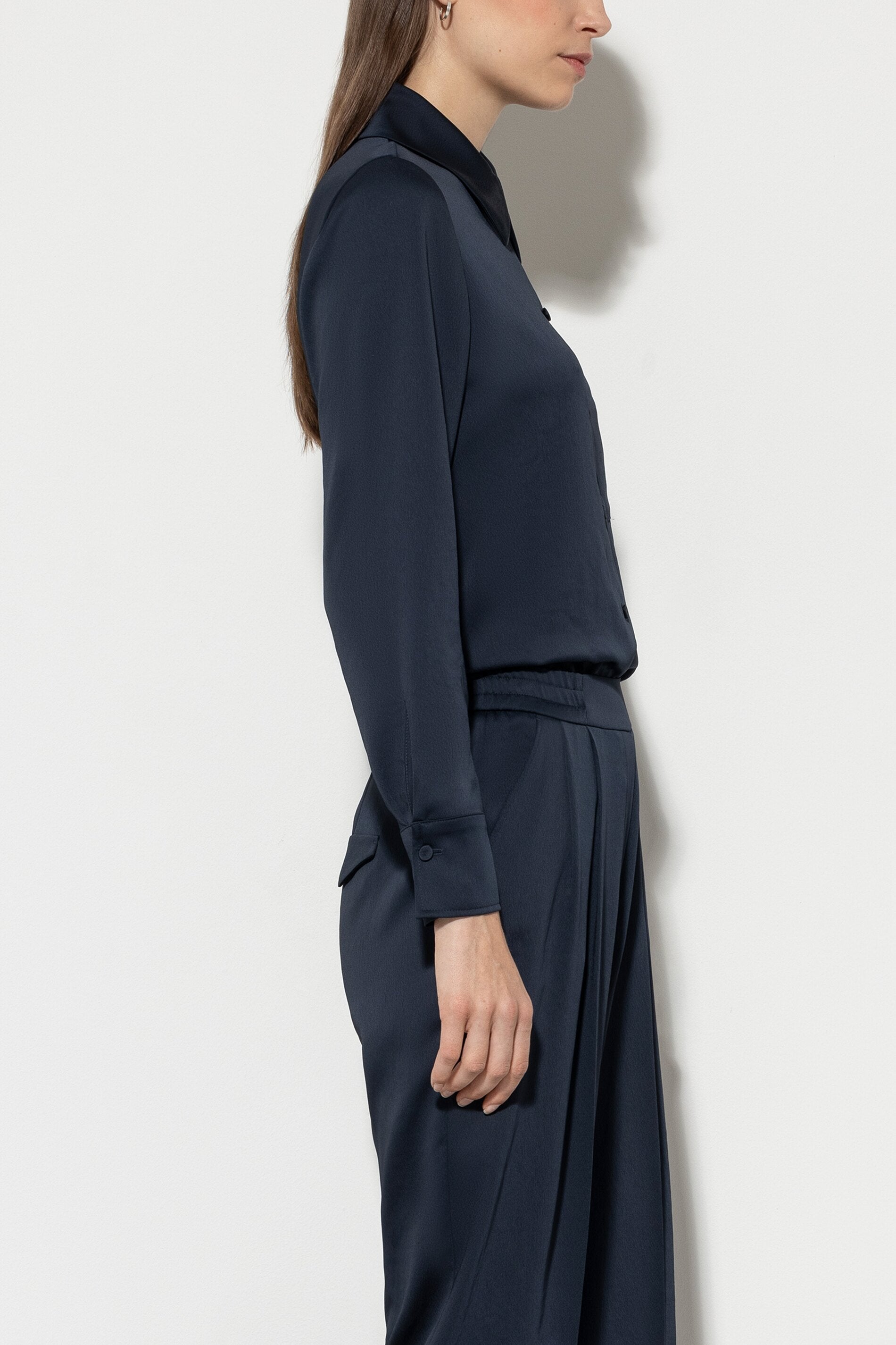 Hemdbluse aus Techno-Seide - midnight blue - Standard | Model Seite