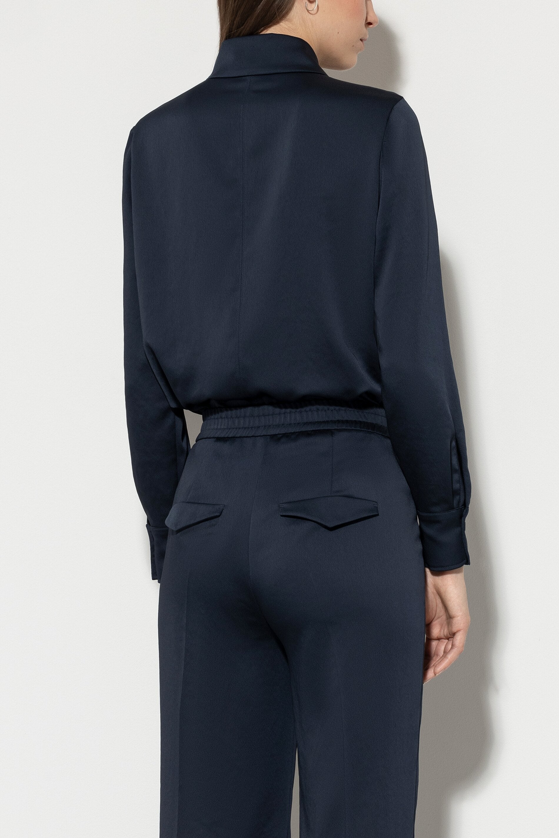 Hemdbluse aus Techno-Seide - midnight blue - Standard | Model Rück
