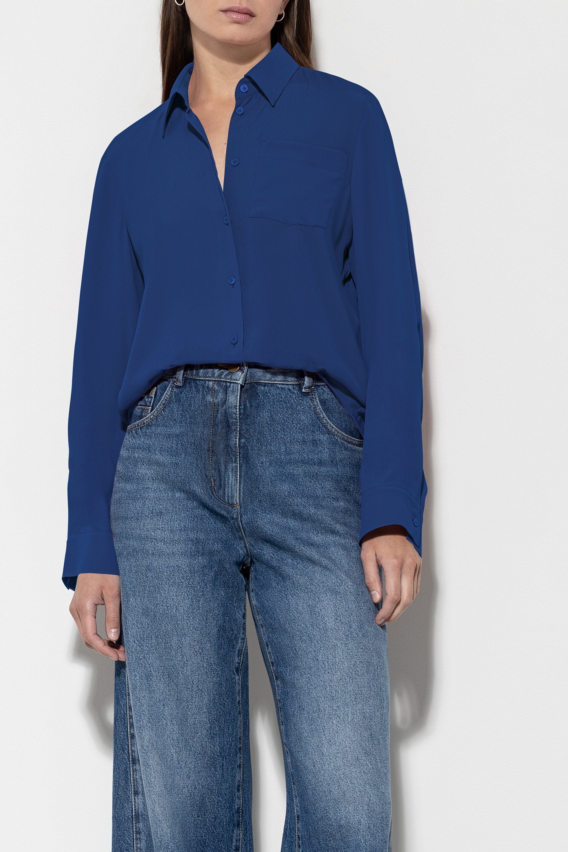 Hemdbluse aus Seiden-Mix - deep blue - Standard | Model Front