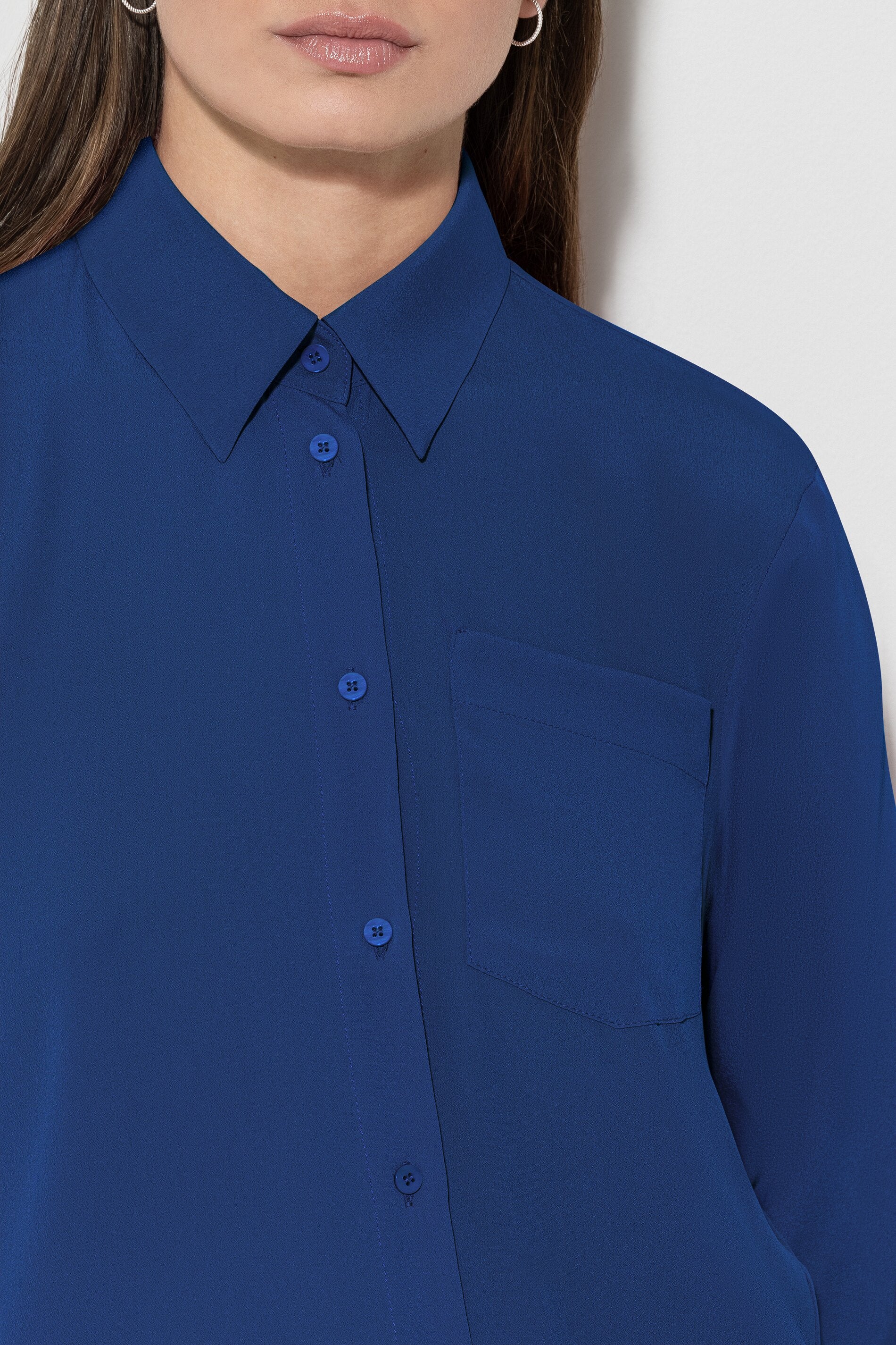 Hemdbluse aus Seiden-Mix - deep blue - Standard | Model Detail