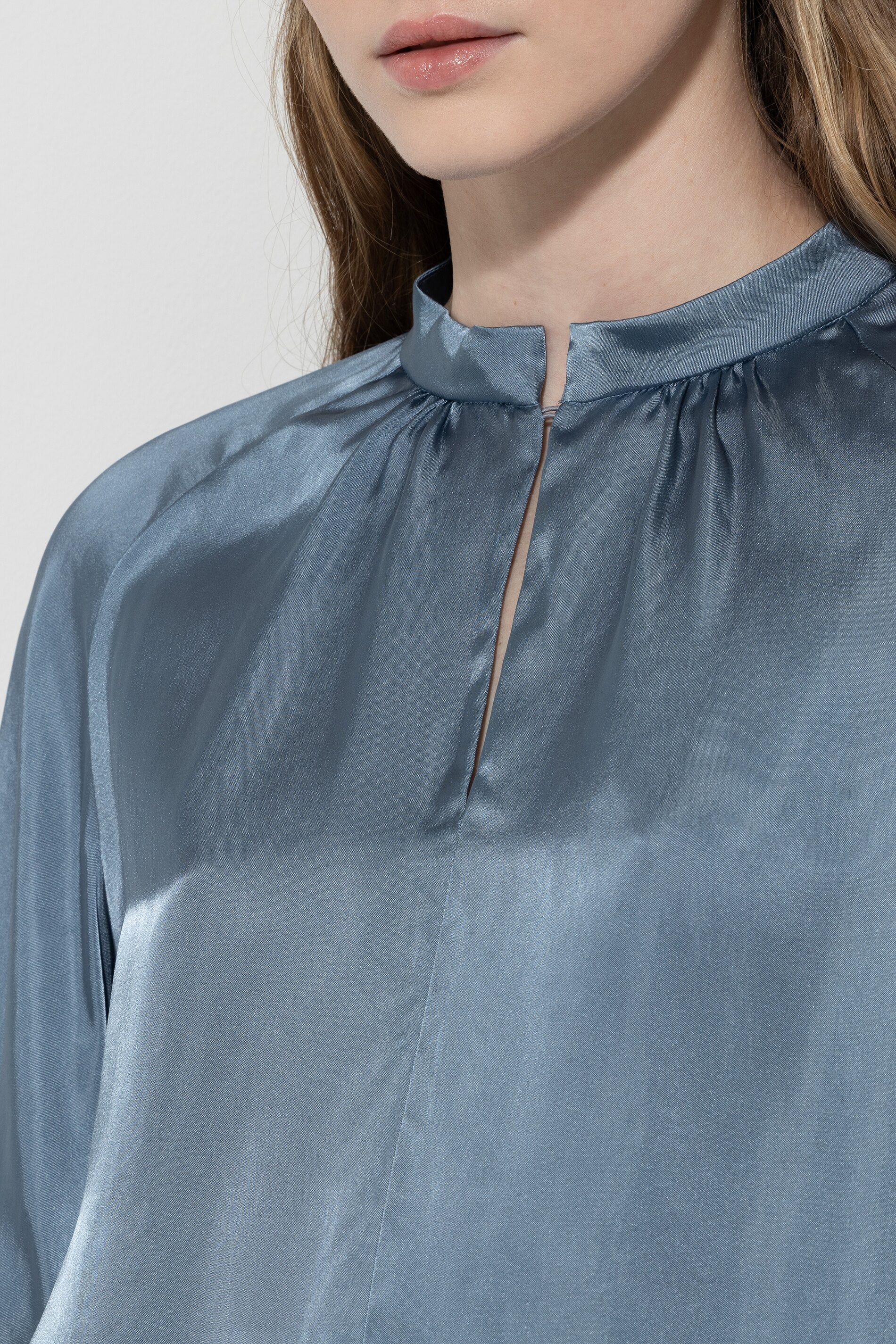 Stehkragenbluse mit 3/4-Arm - smoky blue - Standard | Model Detail