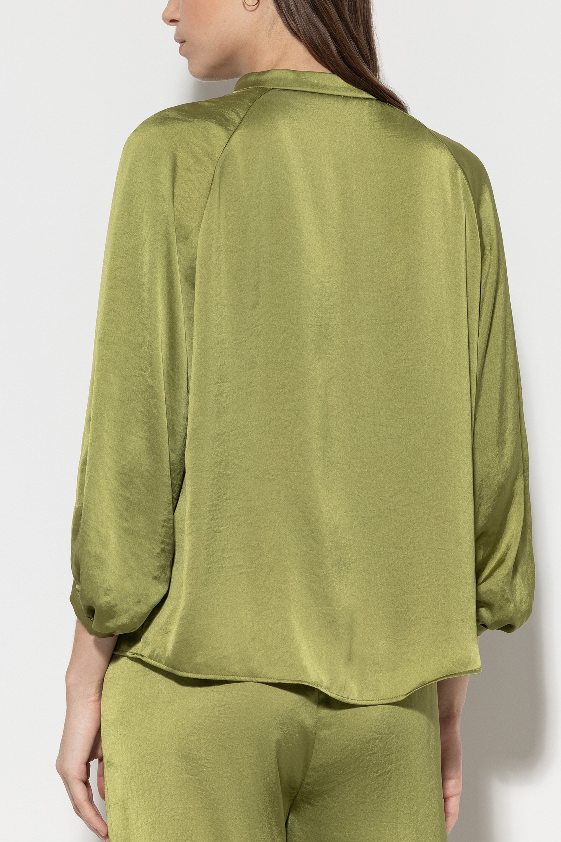 Stehkragenbluse mit 3/4-Arm - moss green - Standard | Model Rück
