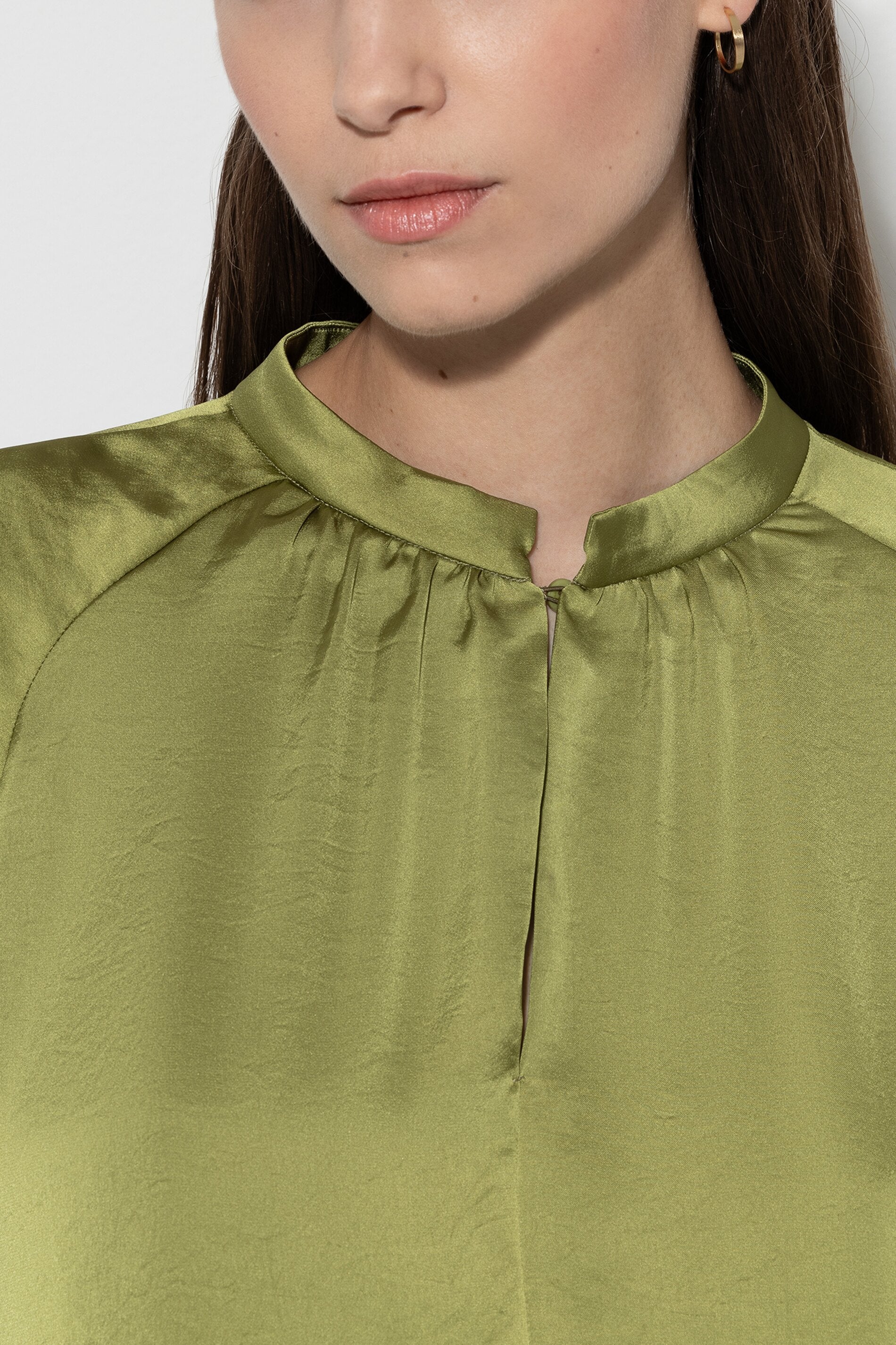Stehkragenbluse mit 3/4-Arm - moss green - Standard | Model Detail