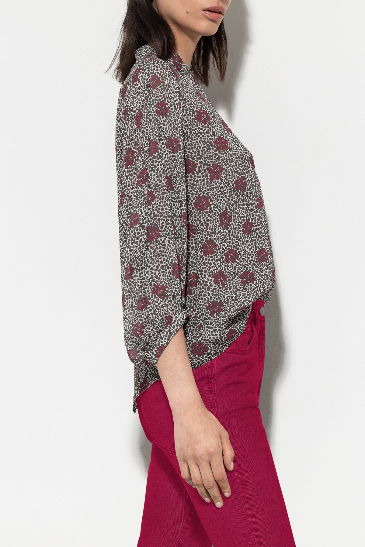 Bluse mit Millefeleurs-Print - multi - Standard | Model Seite