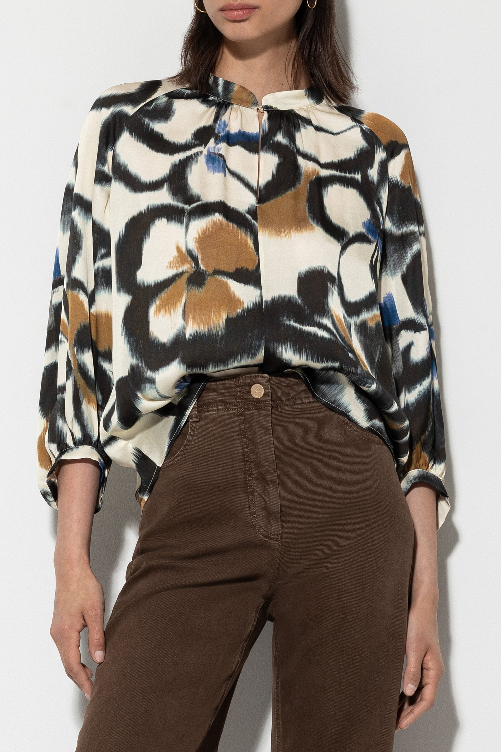 Satin-Bluse mit Flower-Print - multi - Standard | Model Front