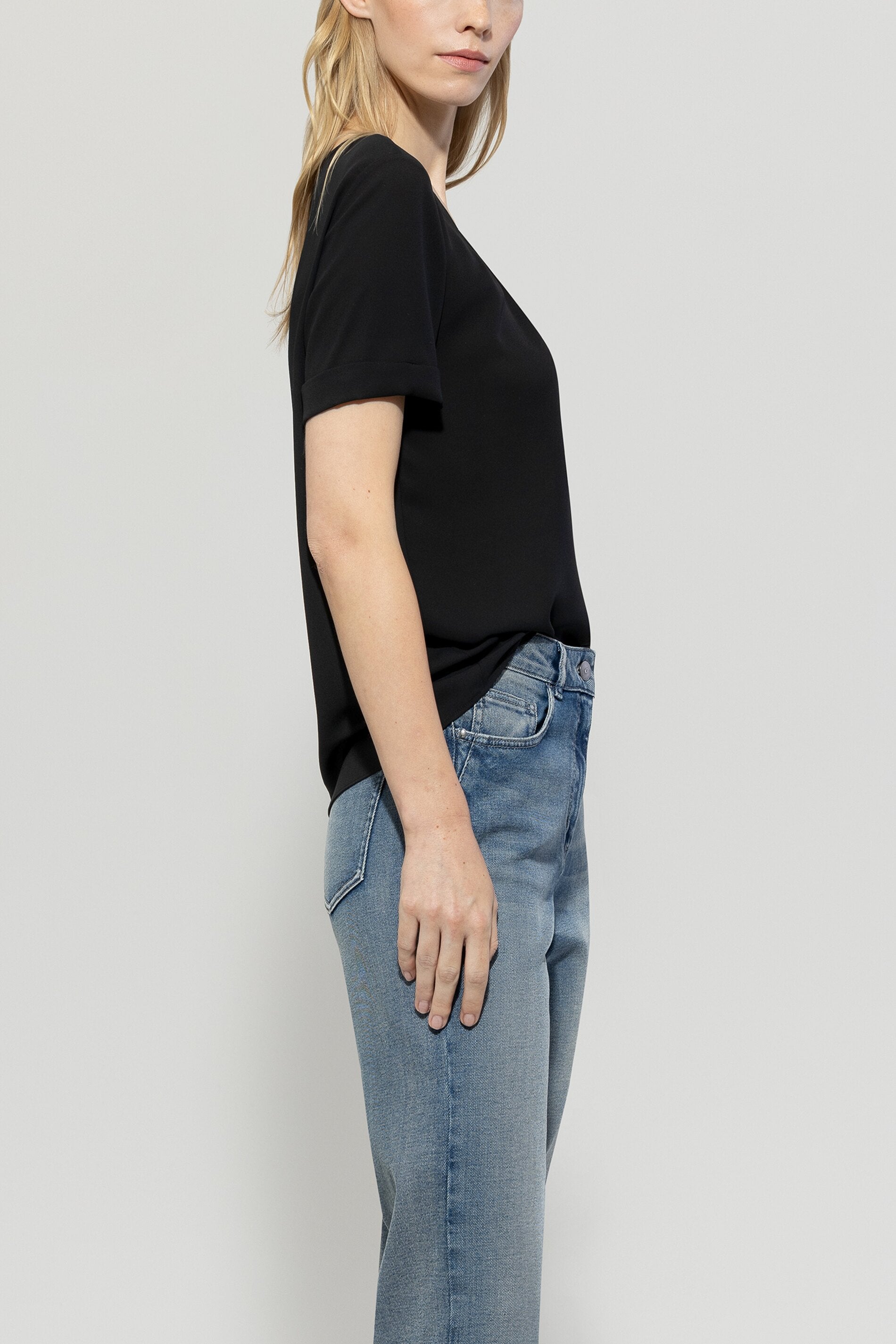 Fließendes Kurzarm-Blusenshirt - black - Standard | Model Seite