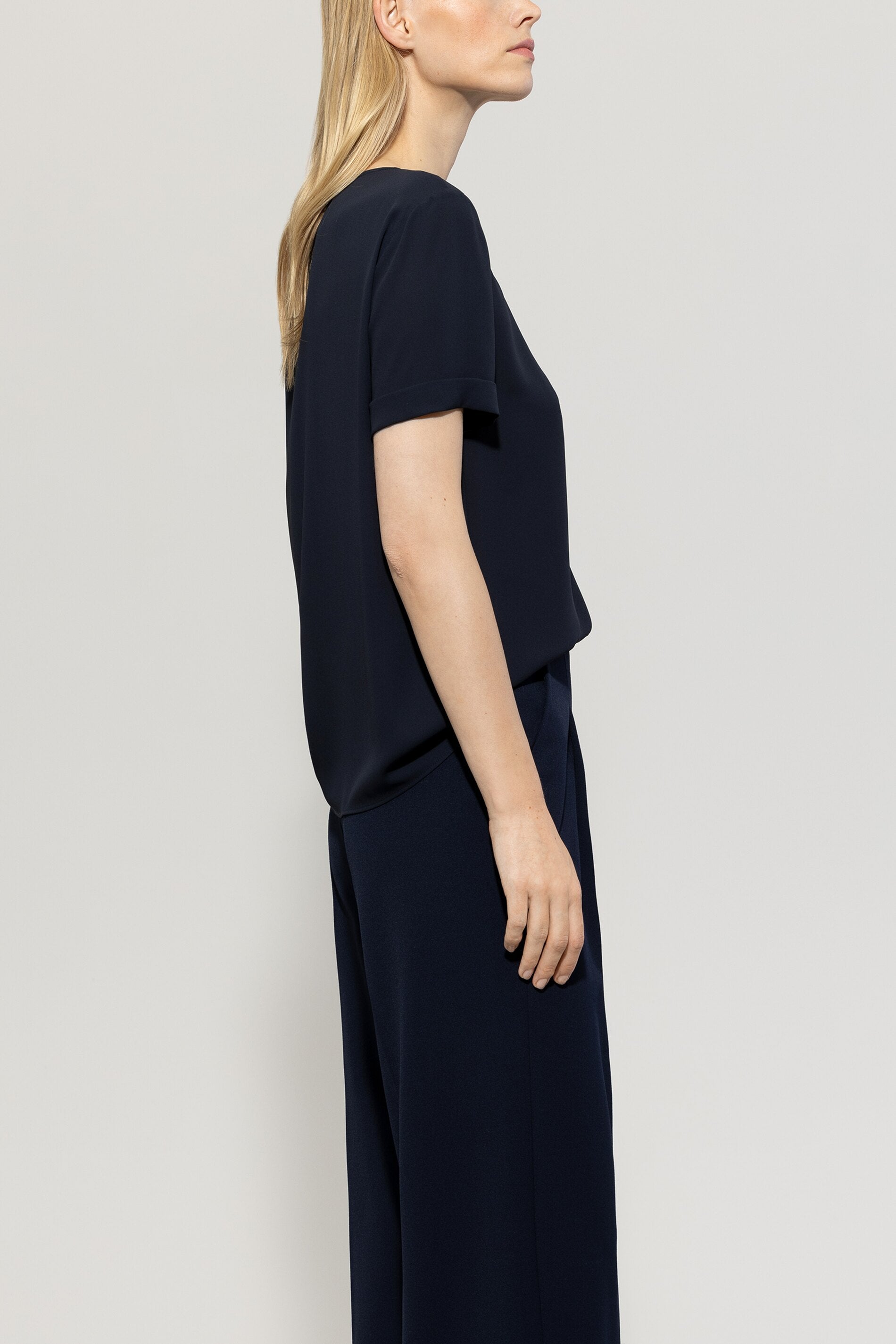 Fließendes Kurzarm-Blusenshirt - dark navy - Standard | Model Seite