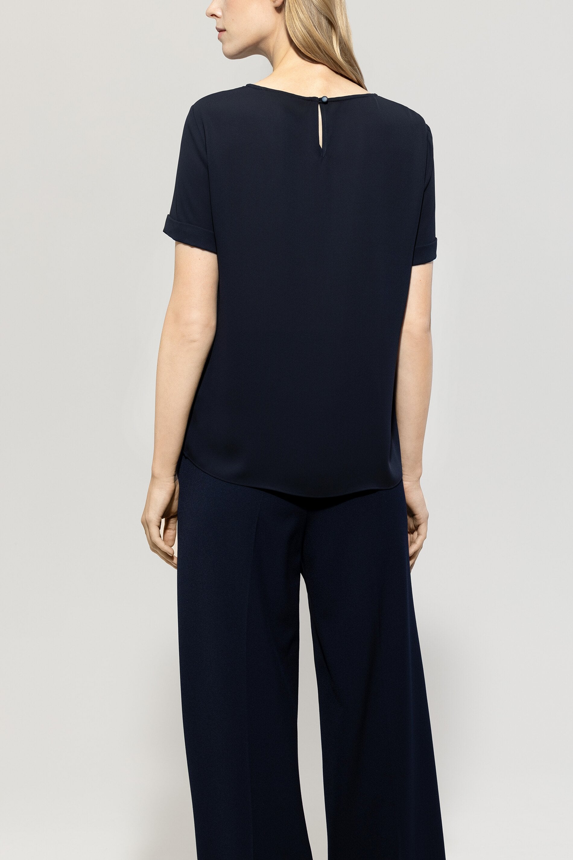 Fließendes Kurzarm-Blusenshirt - dark navy - Standard | Model Rück