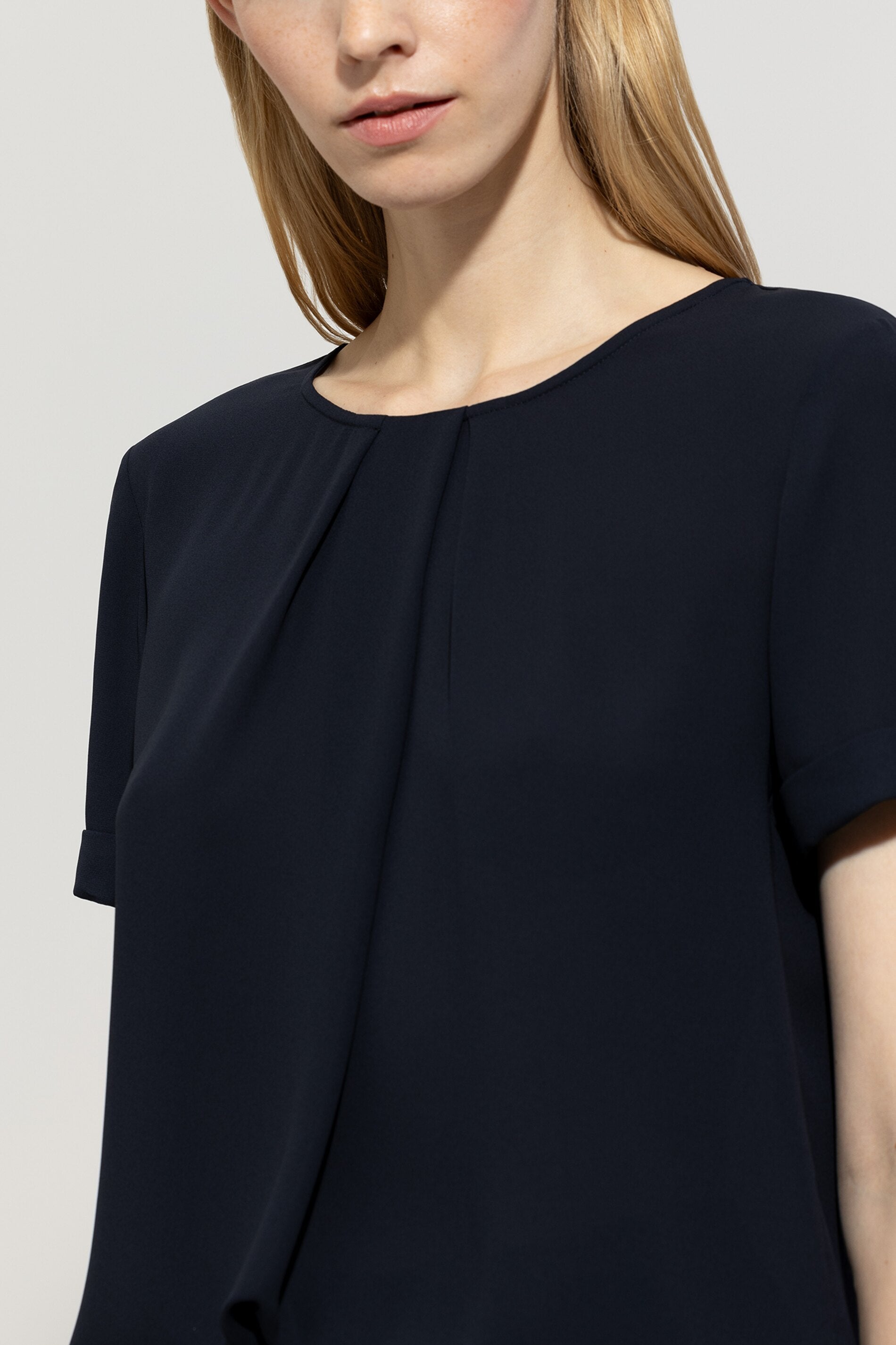 Fließendes Kurzarm-Blusenshirt - dark navy - Standard | Model Detail