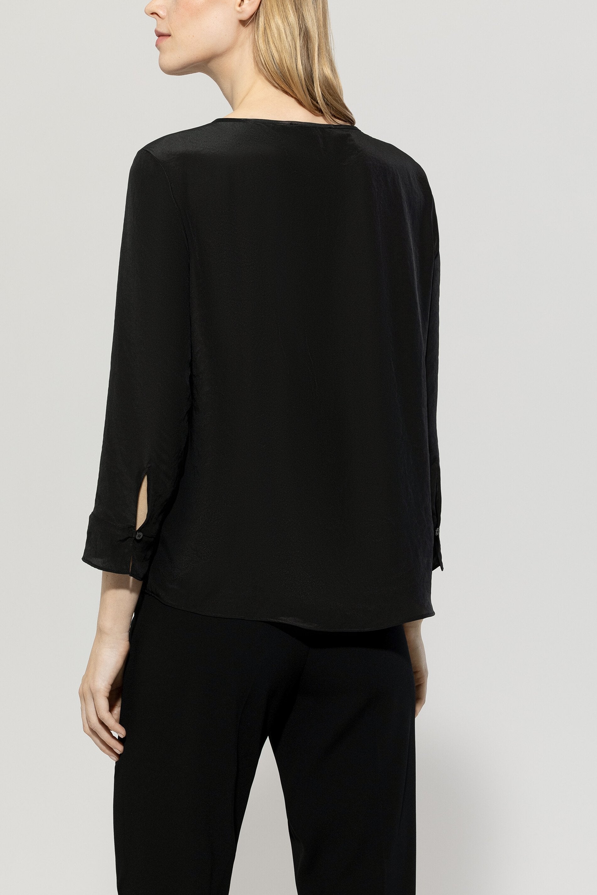 Fließendes Blusenshirt - black - Standard | Model Rück