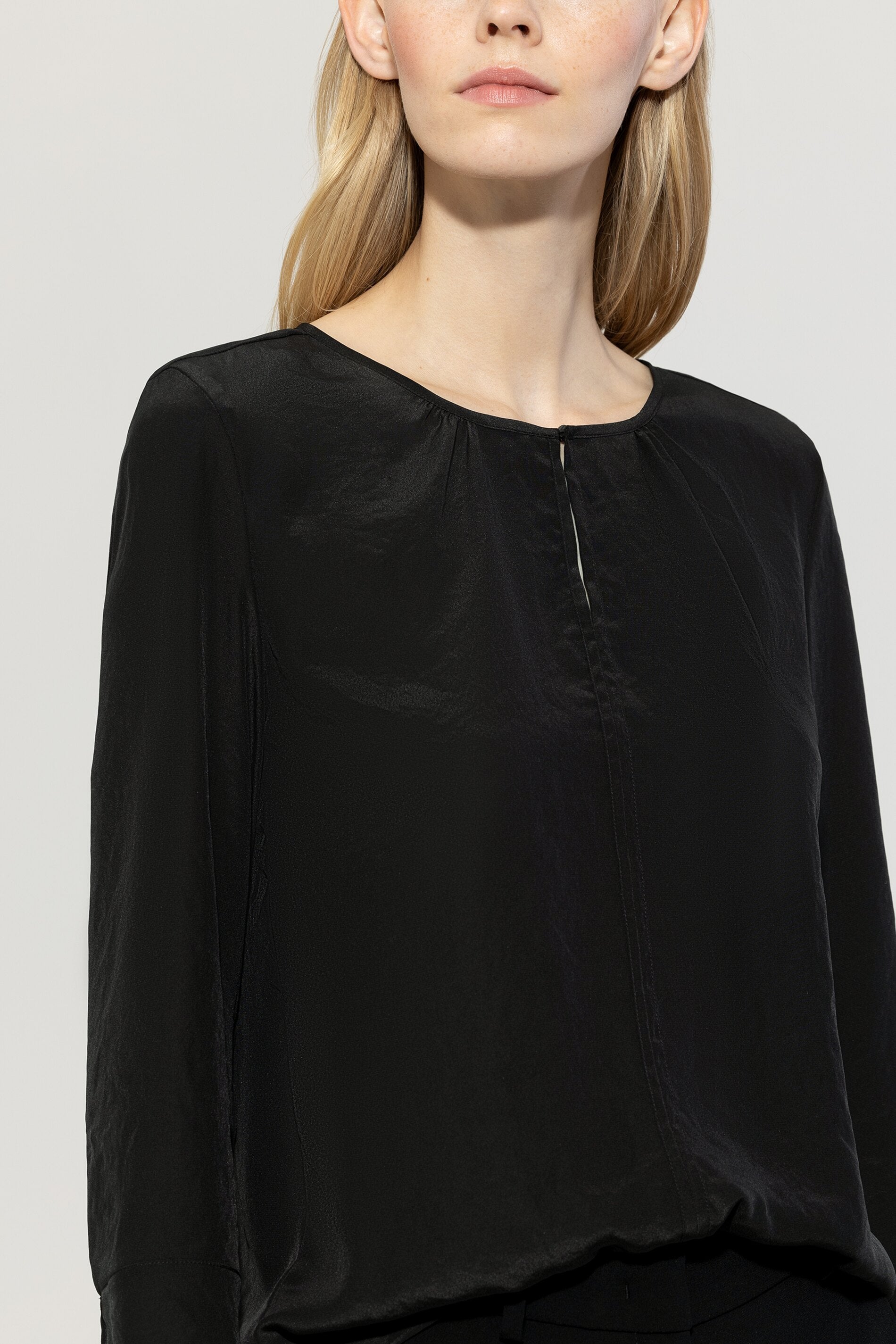 Fließendes Blusenshirt - black - Standard | Model Detail