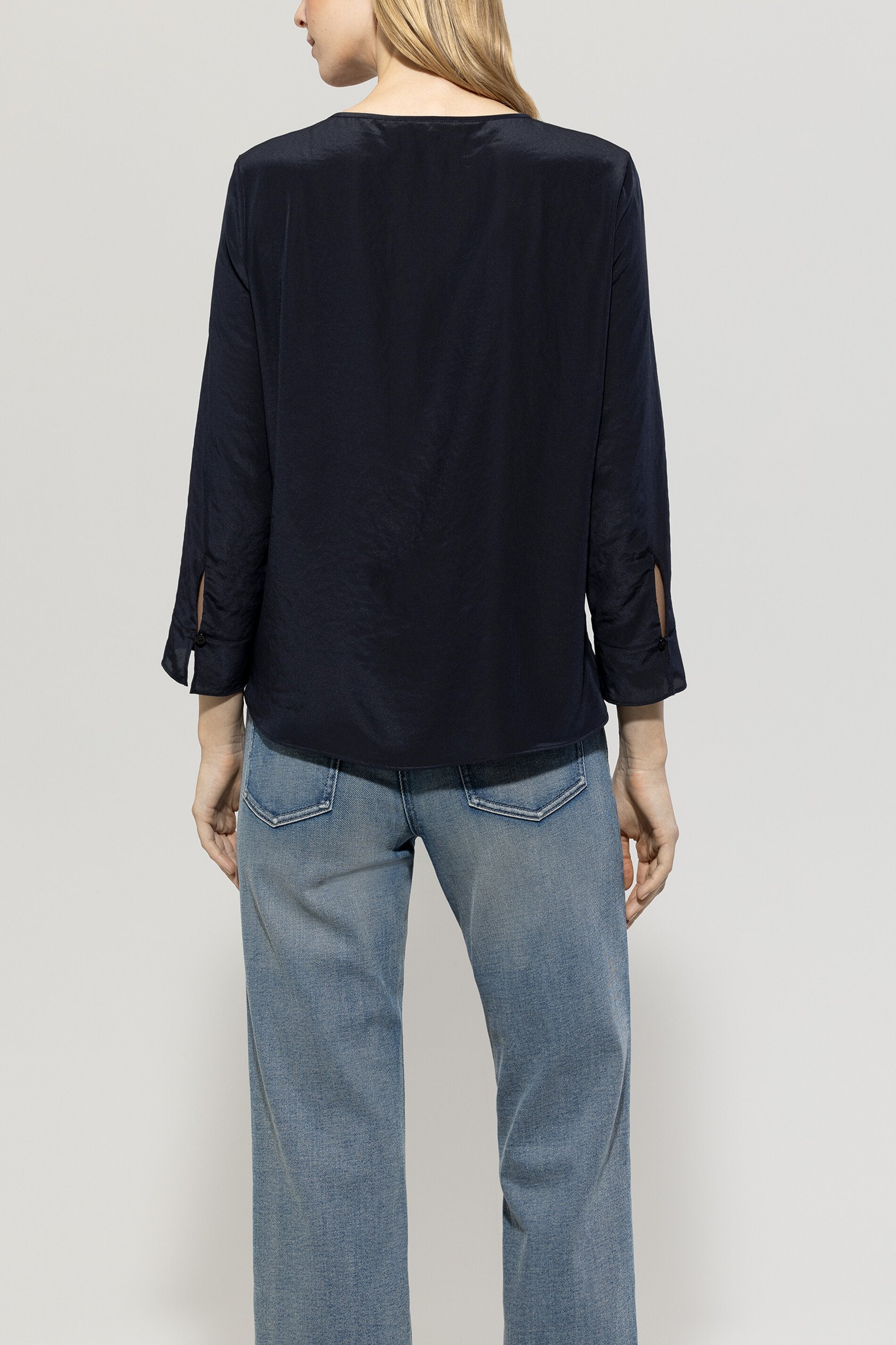 Fließendes Blusenshirt - dark navy - Standard | Model Rück