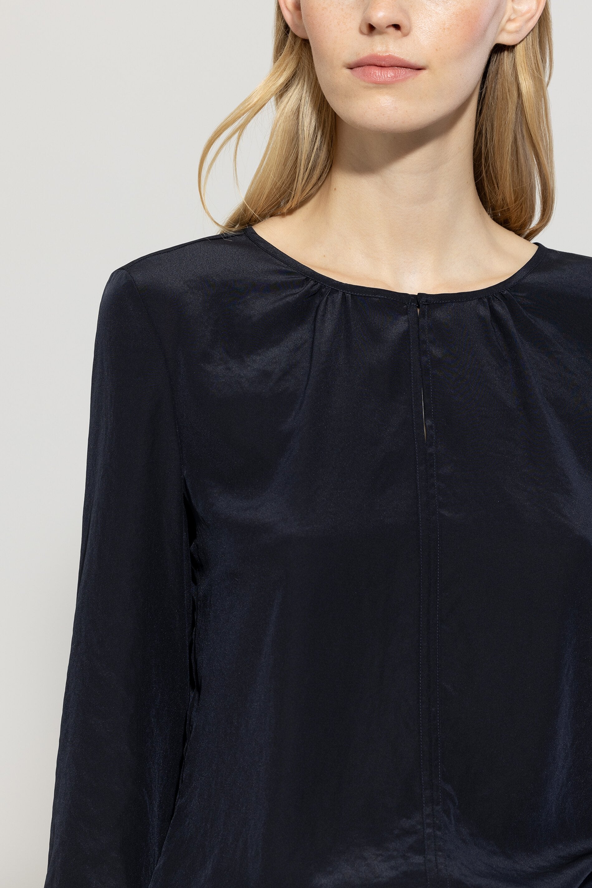 Fließendes Blusenshirt - dark navy - Standard | Model Detail