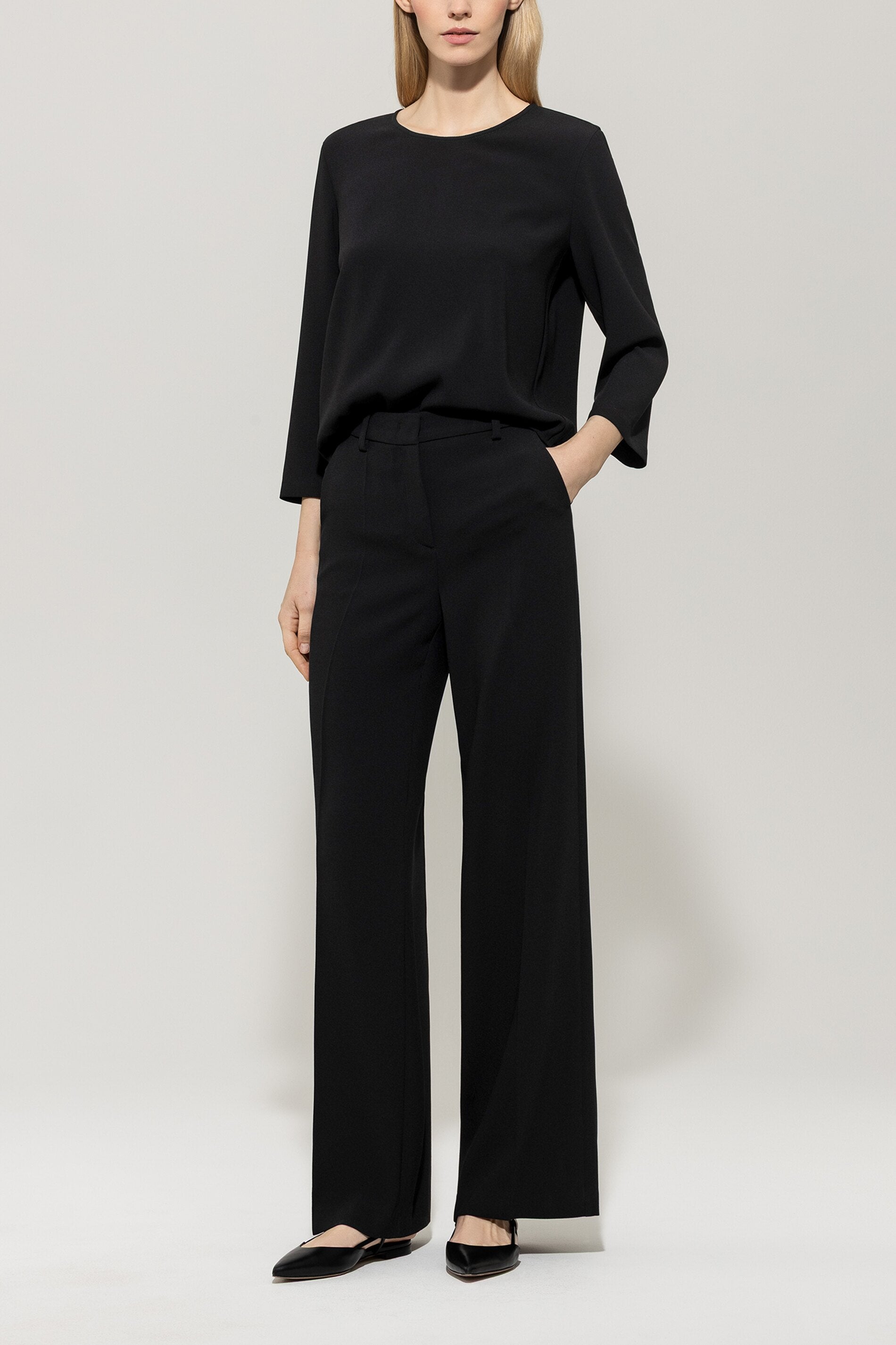 Bluse aus Techno-Sablé - deep black - Standard | Model Front