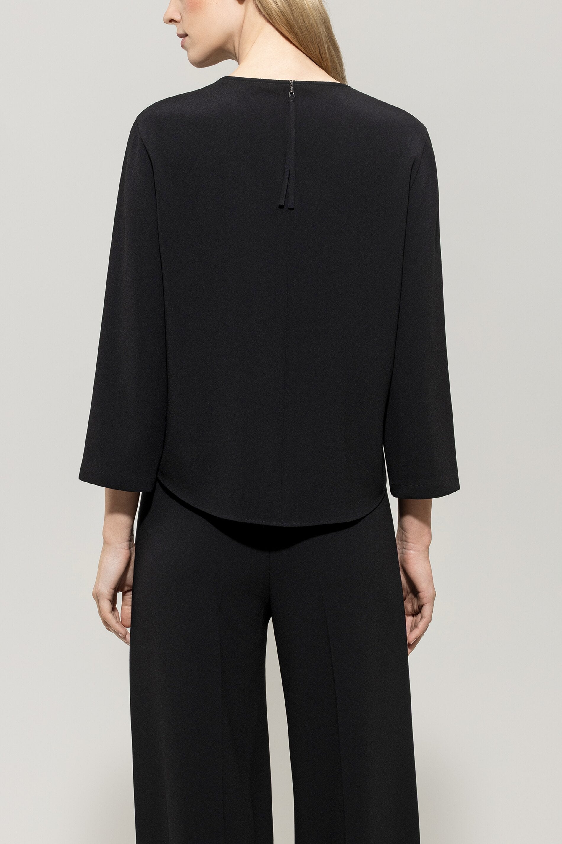 Bluse aus Techno-Sablé - deep black - Standard | Model Rück