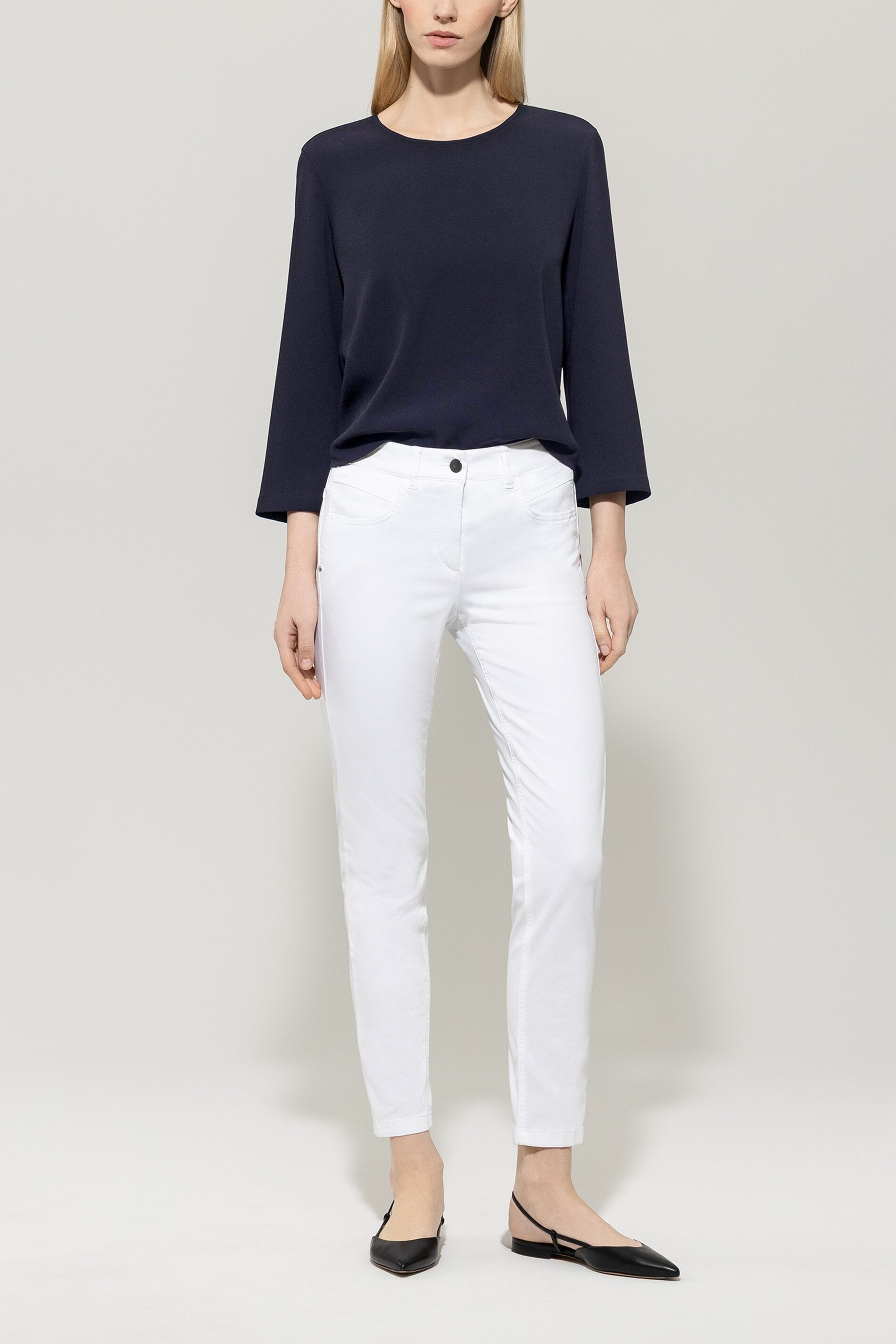 Bluse aus Techno-Sablé - dark navy - Standard | Model Front