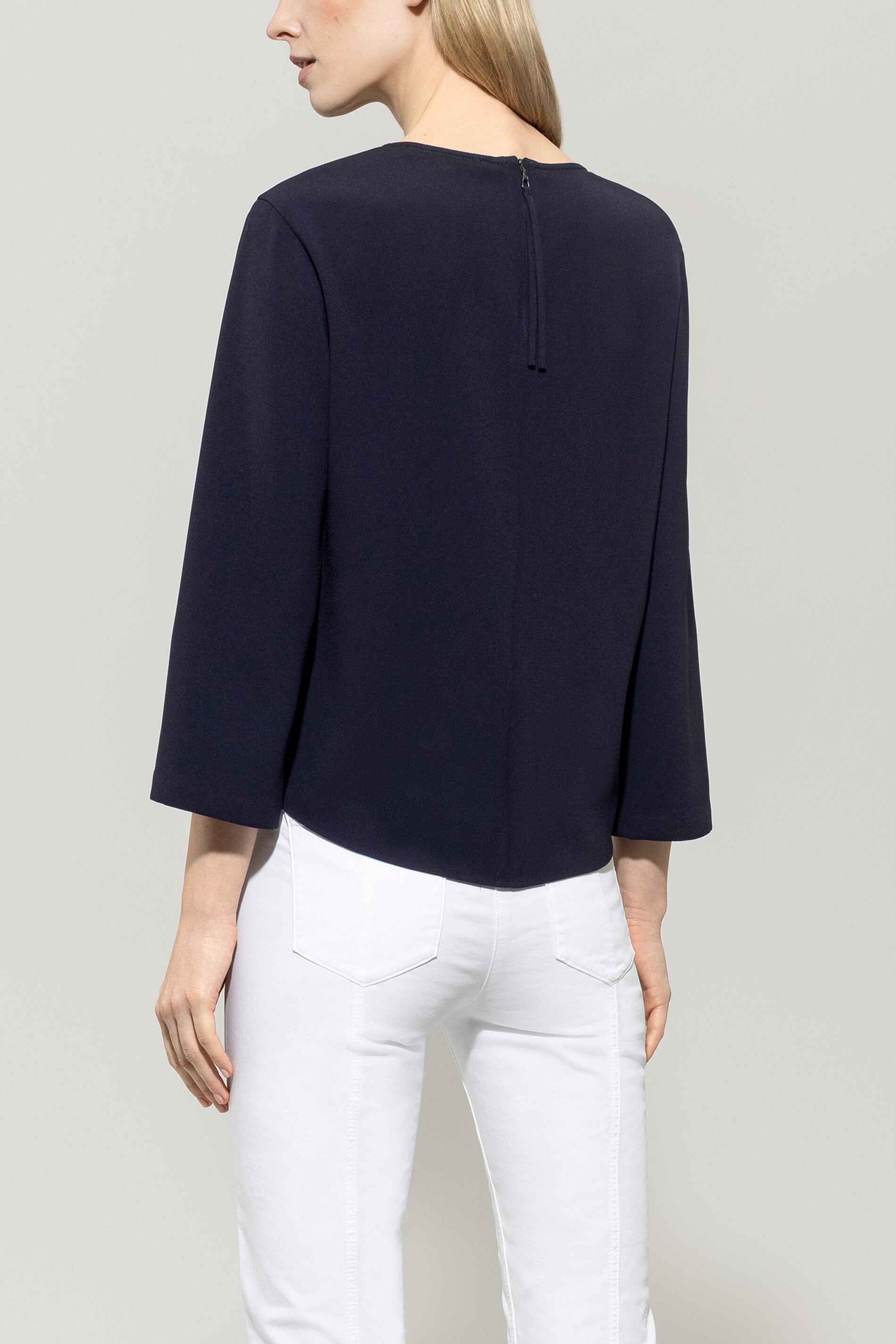 Bluse aus Techno-Sablé - dark navy - Standard | Model Rück