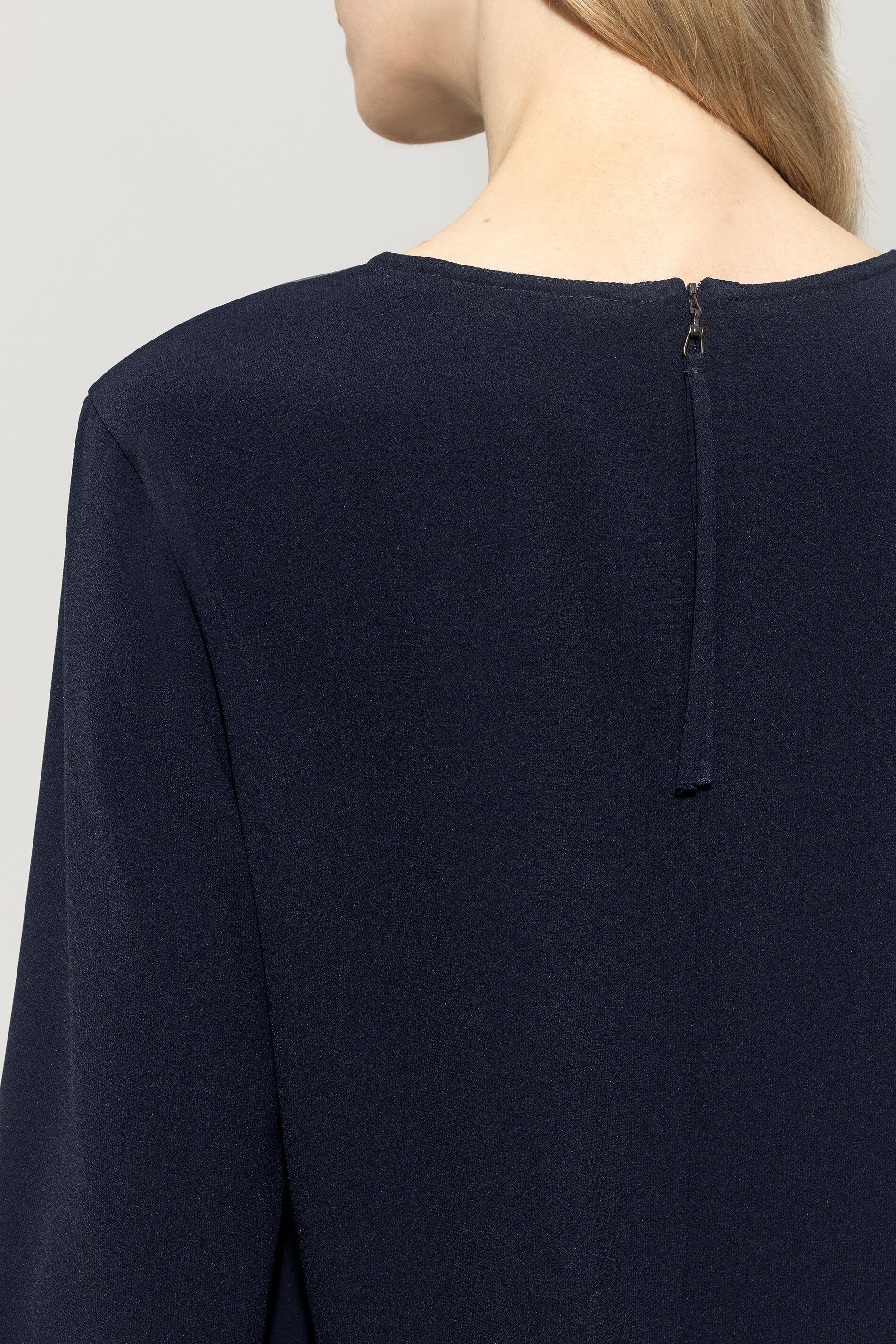 Bluse aus Techno-Sablé - dark navy - Standard | Model Detail
