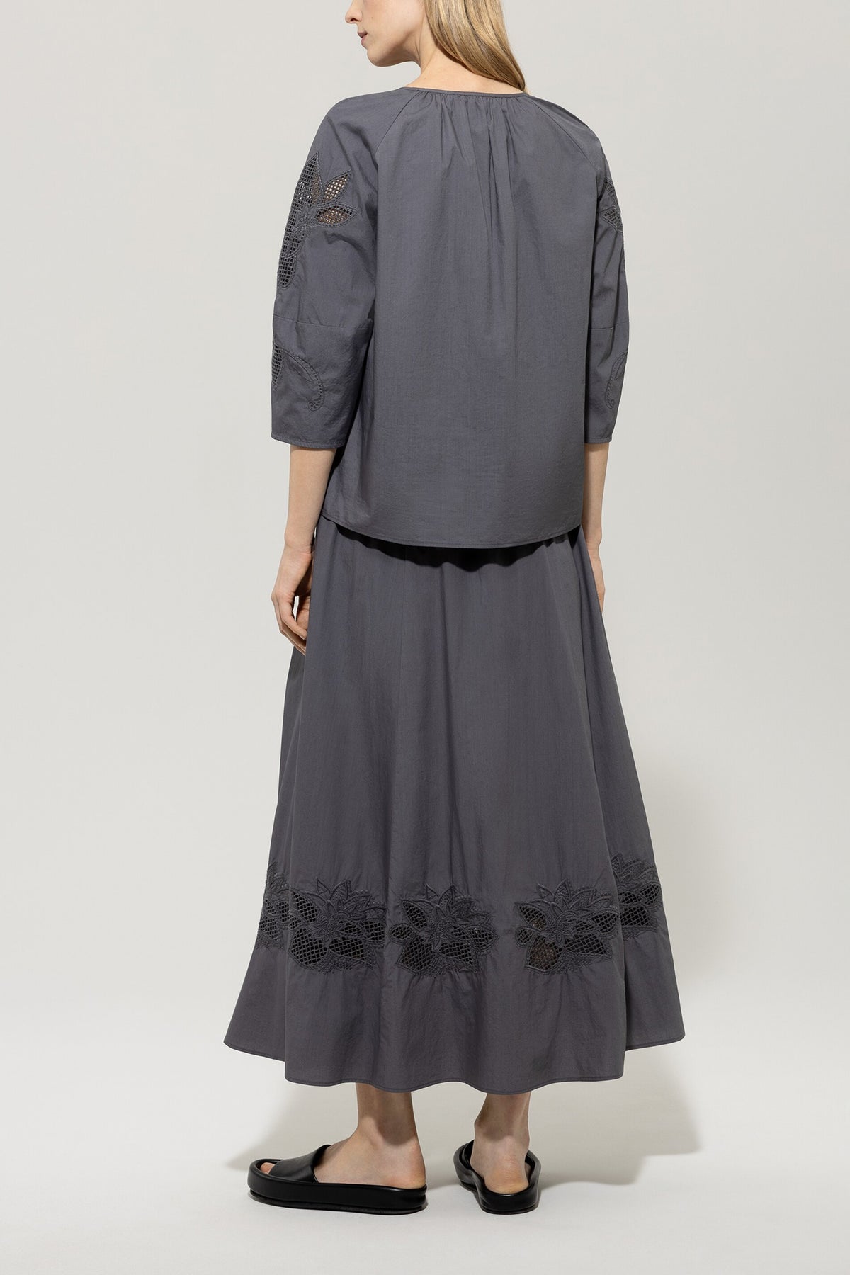 Tunika-Bluse mit Stickerei - cool grey - Standard | Model Rück
