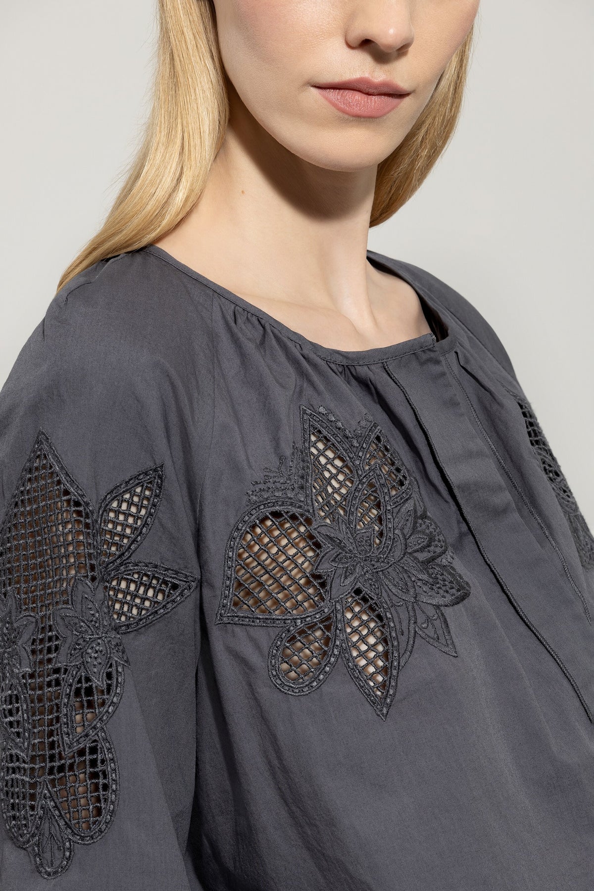 Tunika-Bluse mit Stickerei - cool grey - Standard | Model Detail