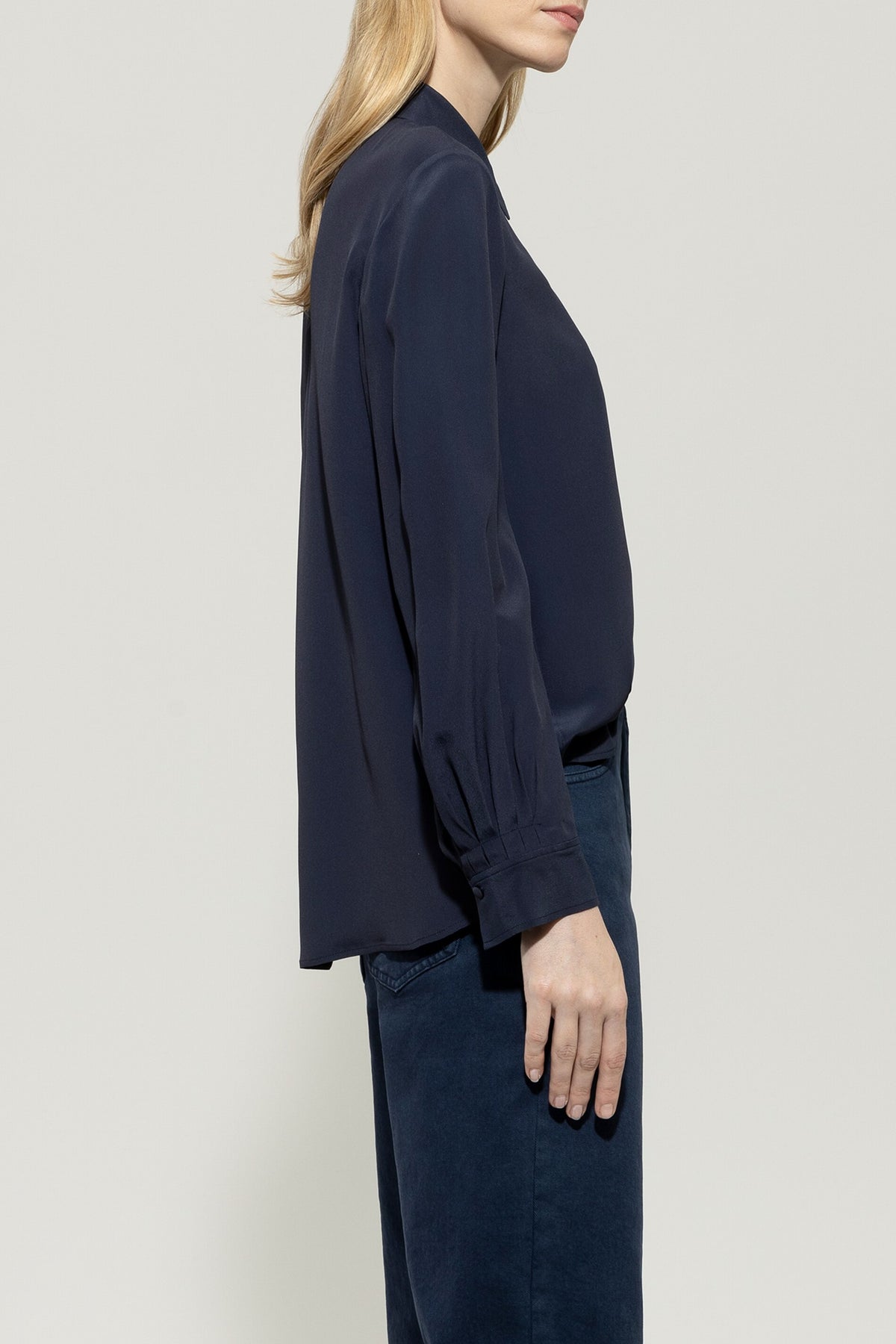 Hemdbluse aus Seiden-Mix - jeans blue - Standard | Model Seite