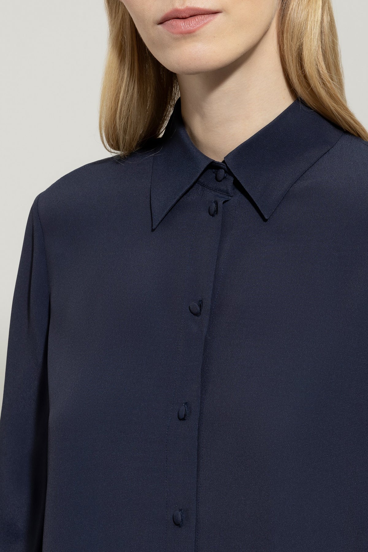 Hemdbluse aus Seiden-Mix - jeans blue - Standard | Model Detail