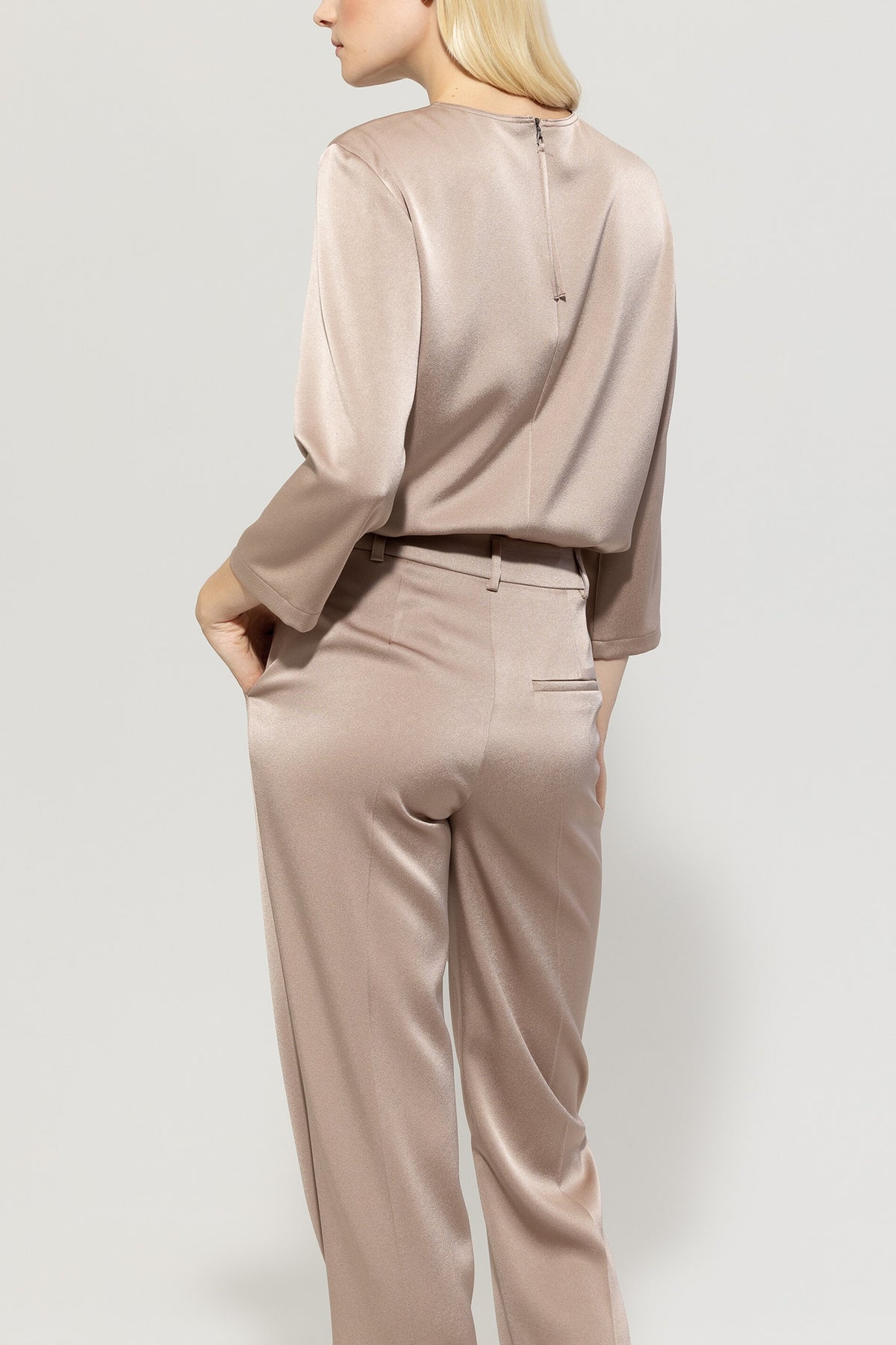Fließende Satinbluse - mushroom - Standard | Model Rück