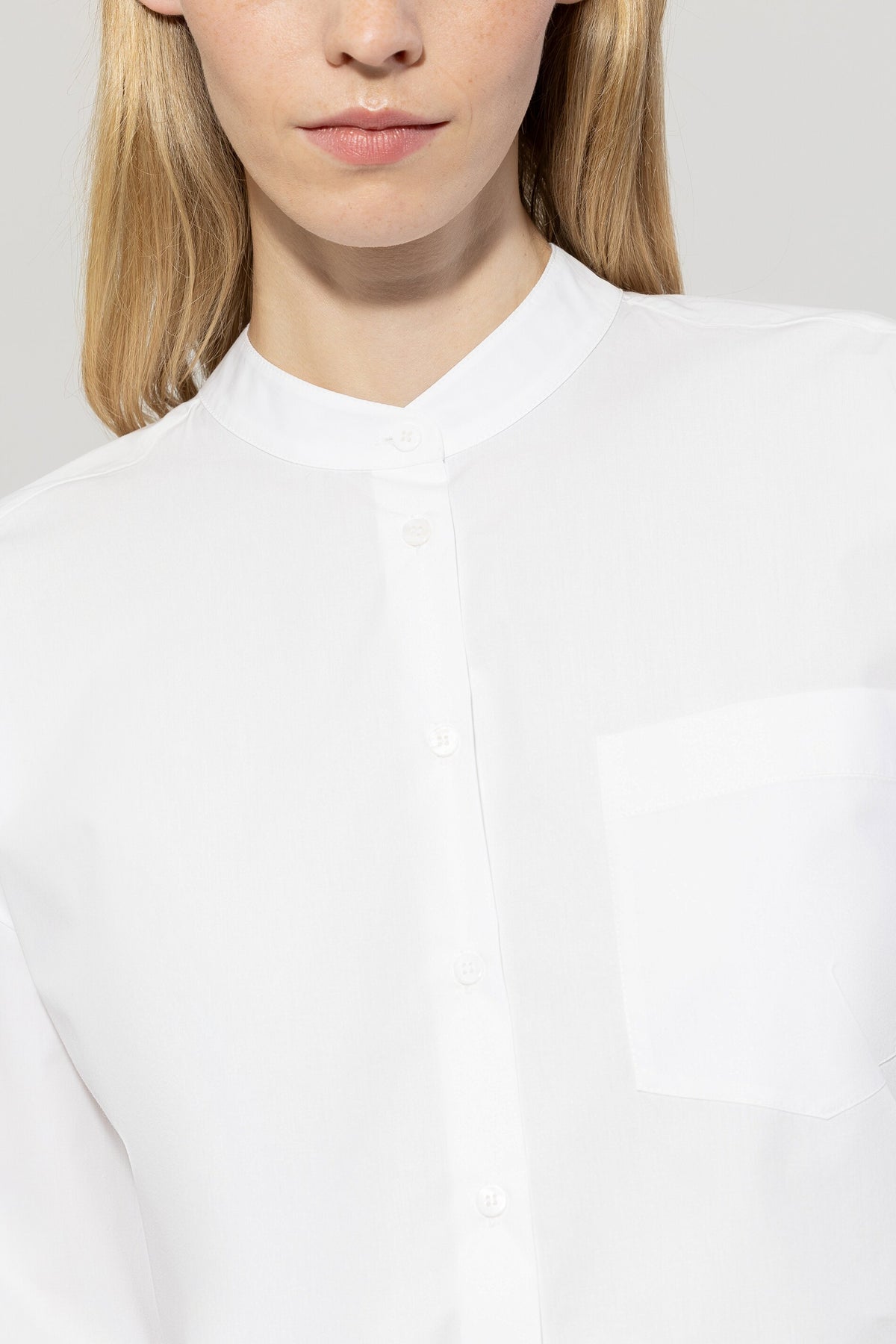 Langarmbluse aus Baumwolle - bleached white - Standard | Model Detail
