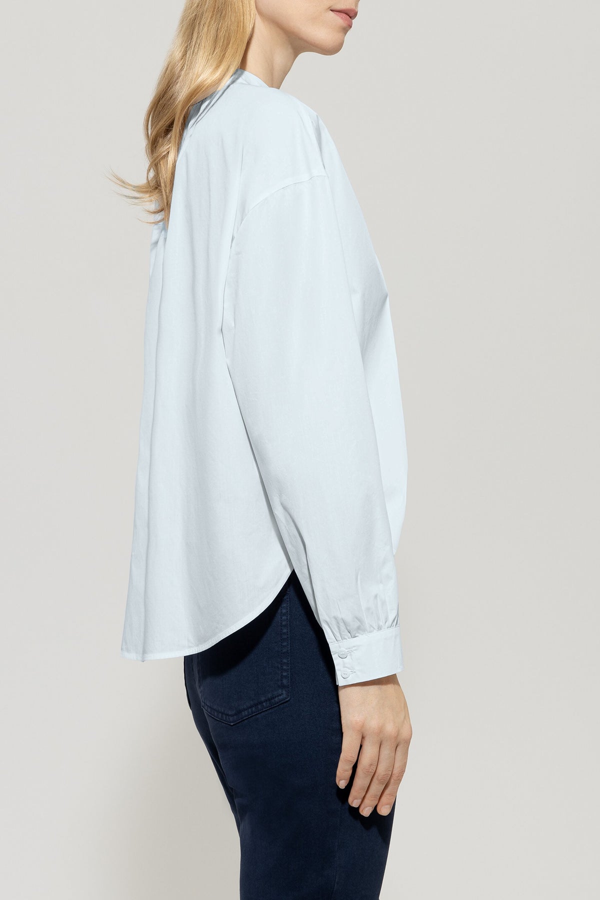 Langarmbluse aus Baumwolle - sky blue - Standard | Model Seite