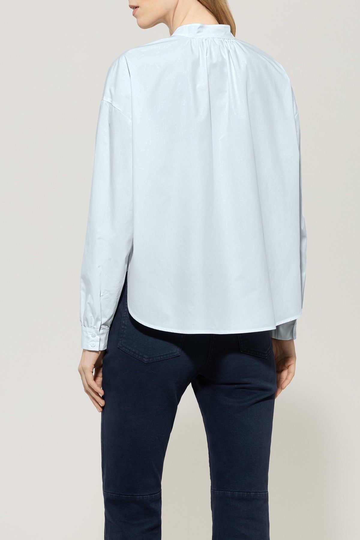 Langarmbluse aus Baumwolle - sky blue - Standard | Model Rück