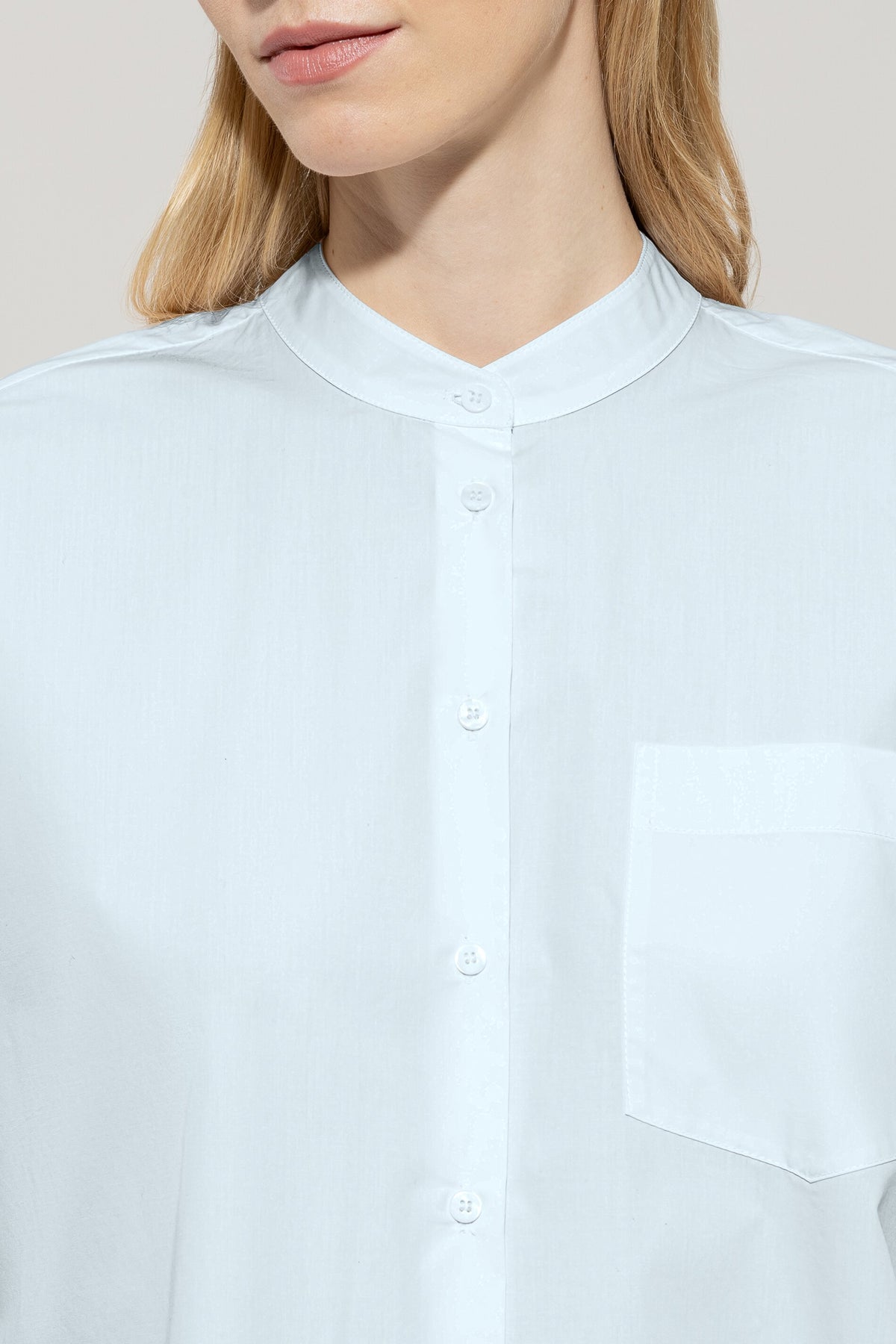 Langarmbluse aus Baumwolle - sky blue - Standard | Model Detail
