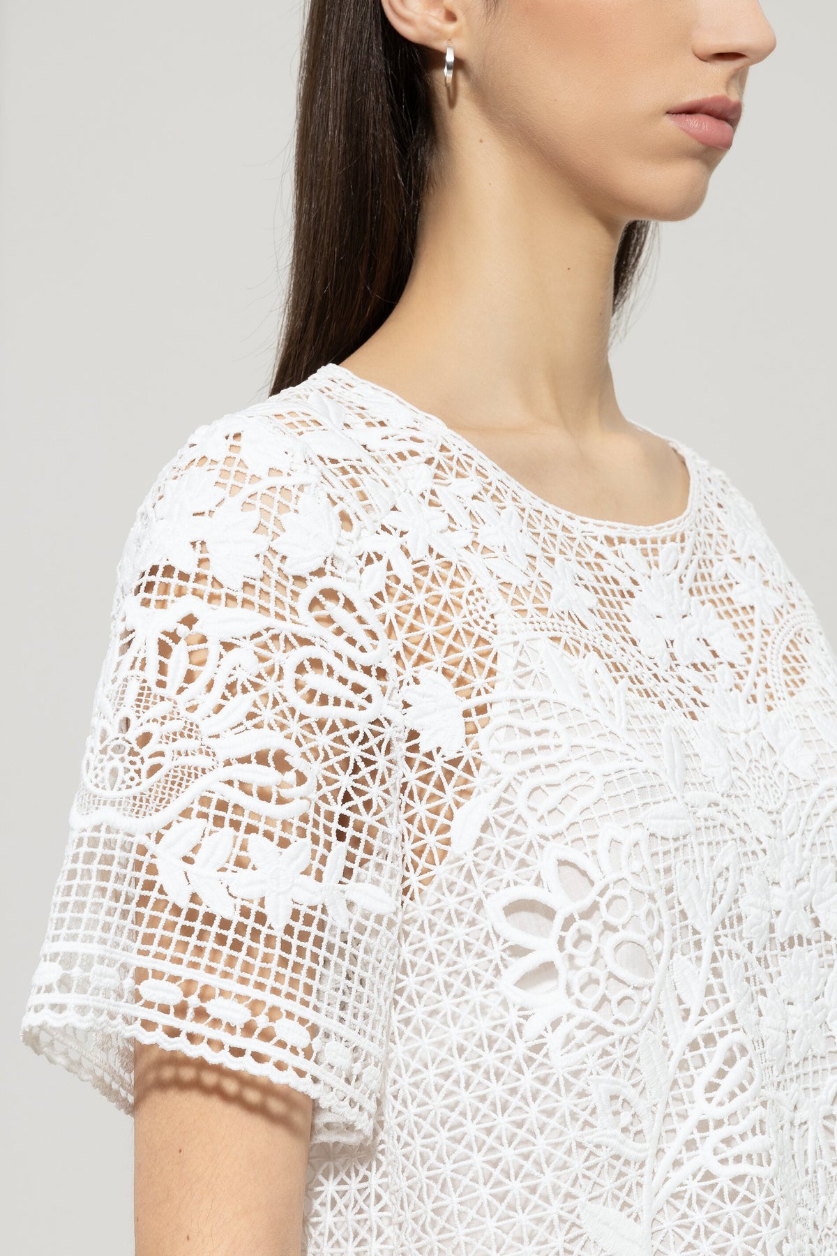 Spitzen-Bluse mit Stickerei - bleached white - Standard | Model Detail