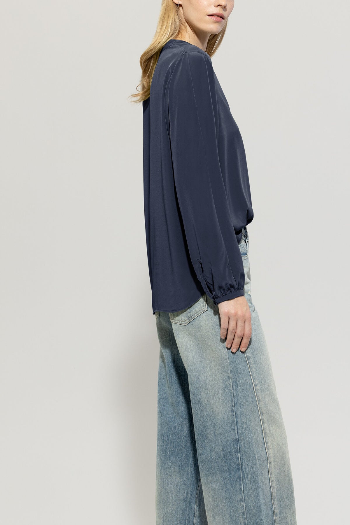 Tunikabluse mit V-Neck - jeans blue - Standard | Model Seite