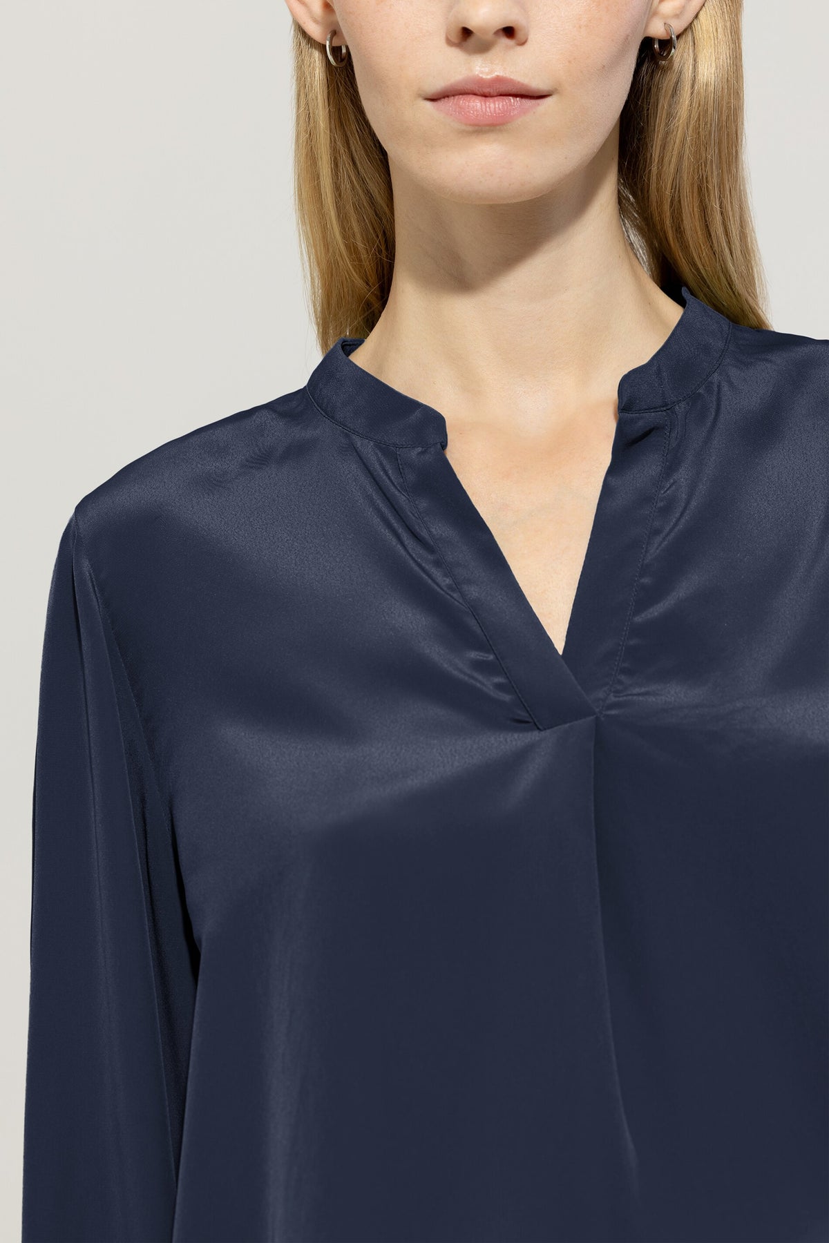 Tunikabluse mit V-Neck - jeans blue - Standard | Model Detail
