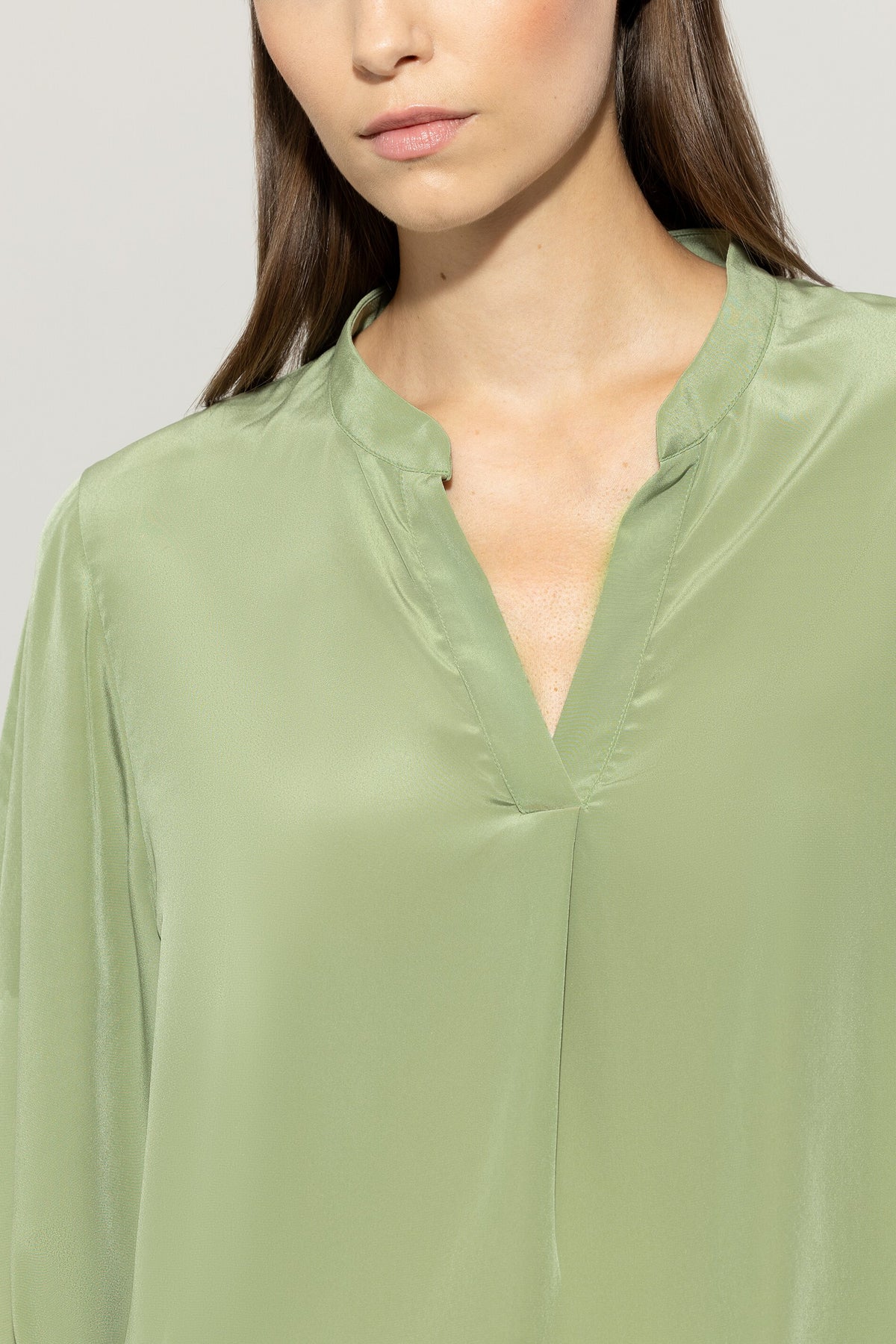 Tunikabluse mit V-Neck - easy green - Standard | Model Detail