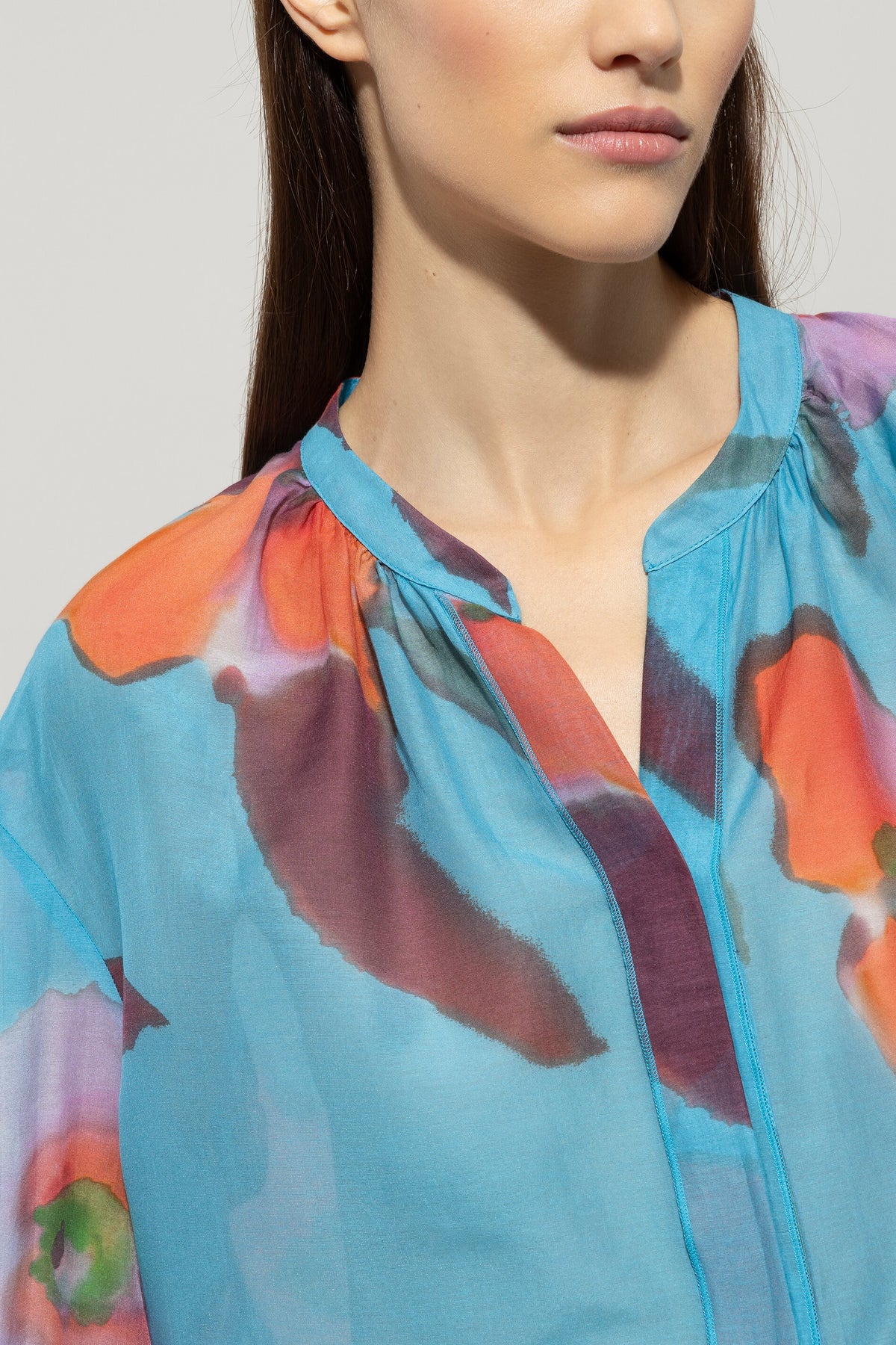 Bluse mit Hibiskus-Print - multi - Standard | Model Detail