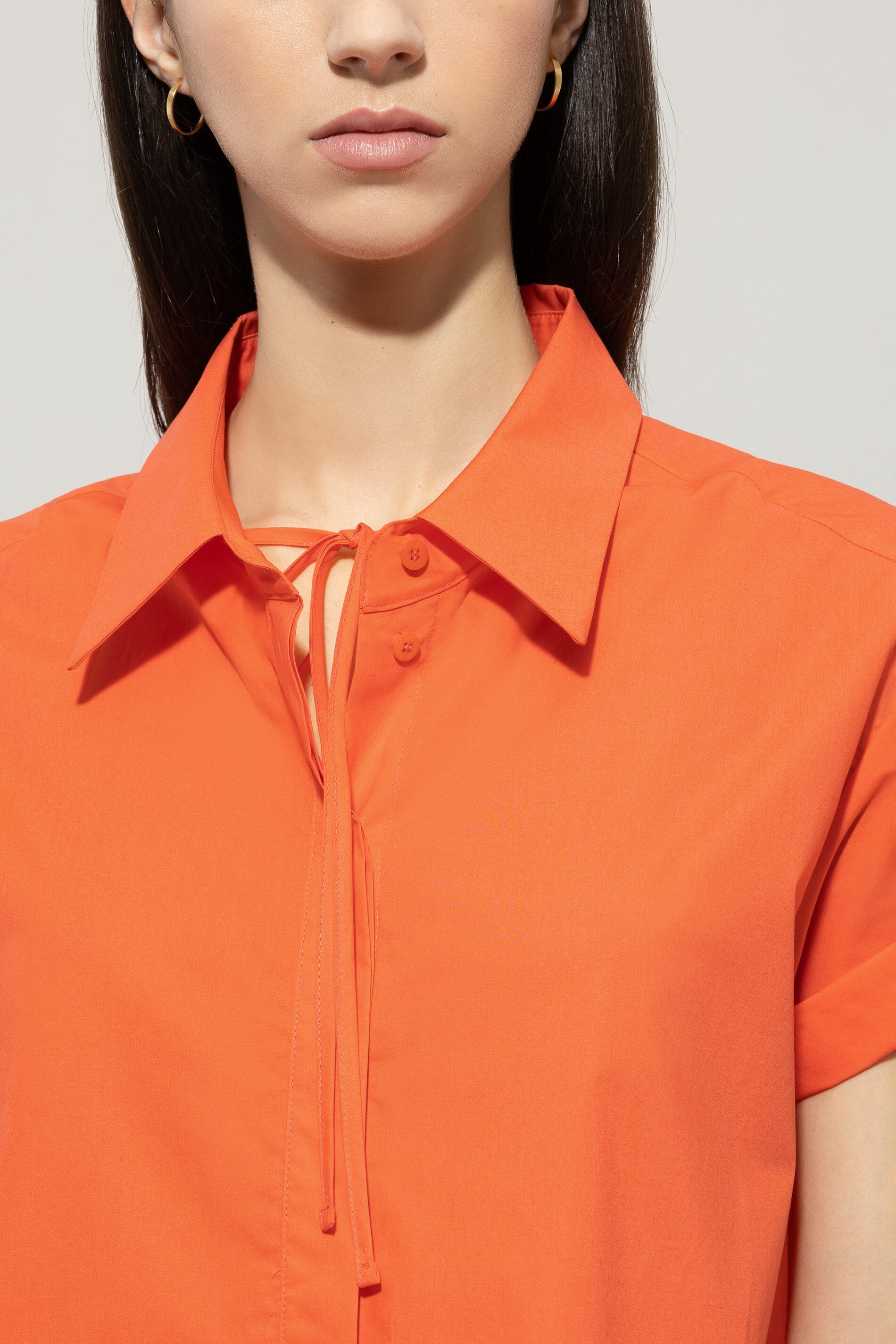 Hemdbluse mit Bindeband - hibiscus - Standard | Model Detail