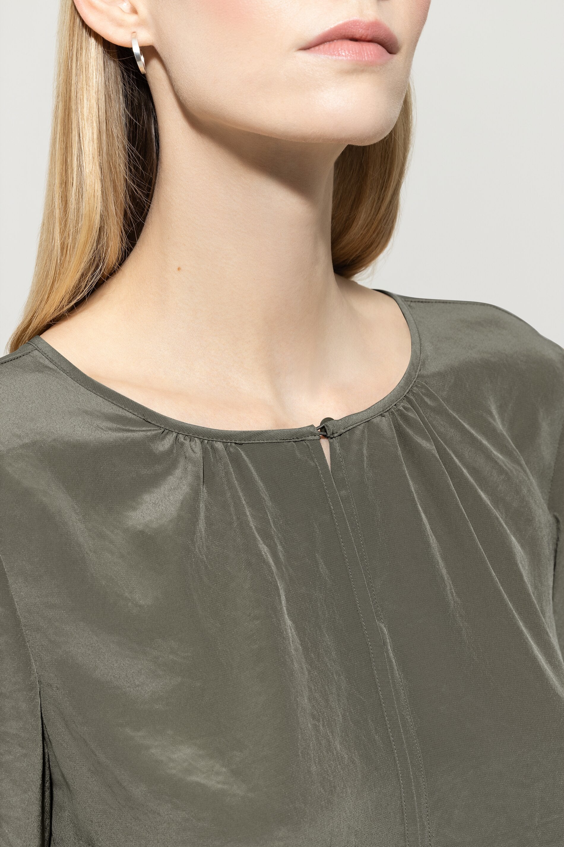 Fließendes Blusenshirt - cool khaki - Standard | Model Detail